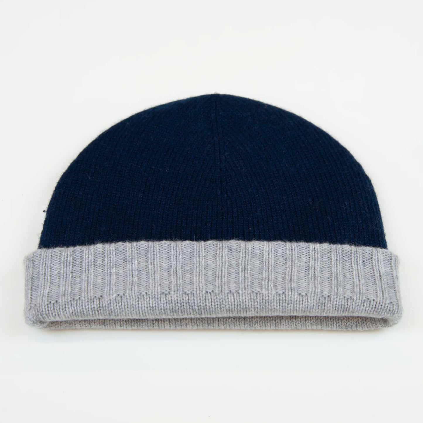Cuffia doubleface grigio e blu in 100% Cashmere, Made in Italy. Pratica e versatile, può essere indossata con o senza risvolto. Trama rasata e pregiata manifattura per una vestibilità confortevole e di qualità.