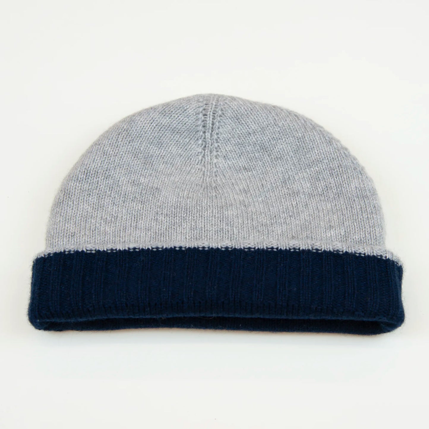 Cuffia doubleface grigio e blu in 100% Cashmere, Made in Italy. Pratica e versatile, può essere indossata con o senza risvolto. Trama rasata e pregiata manifattura per una vestibilità confortevole e di qualità.