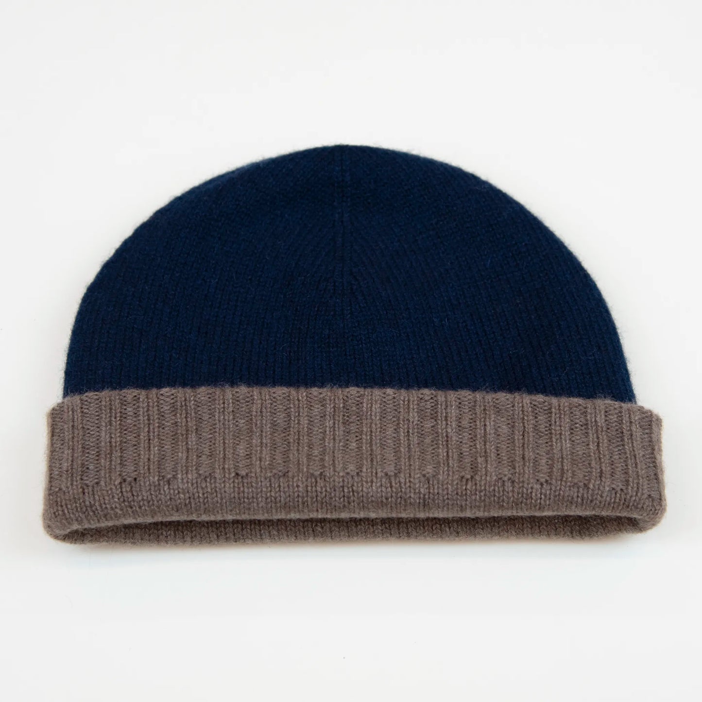 Cuffia doubleface marrone e blu in 100% Cashmere, Made in Italy. Pratica e versatile, può essere indossata con o senza risvolto. Trama rasata e pregiata manifattura per una vestibilità confortevole e di qualità.