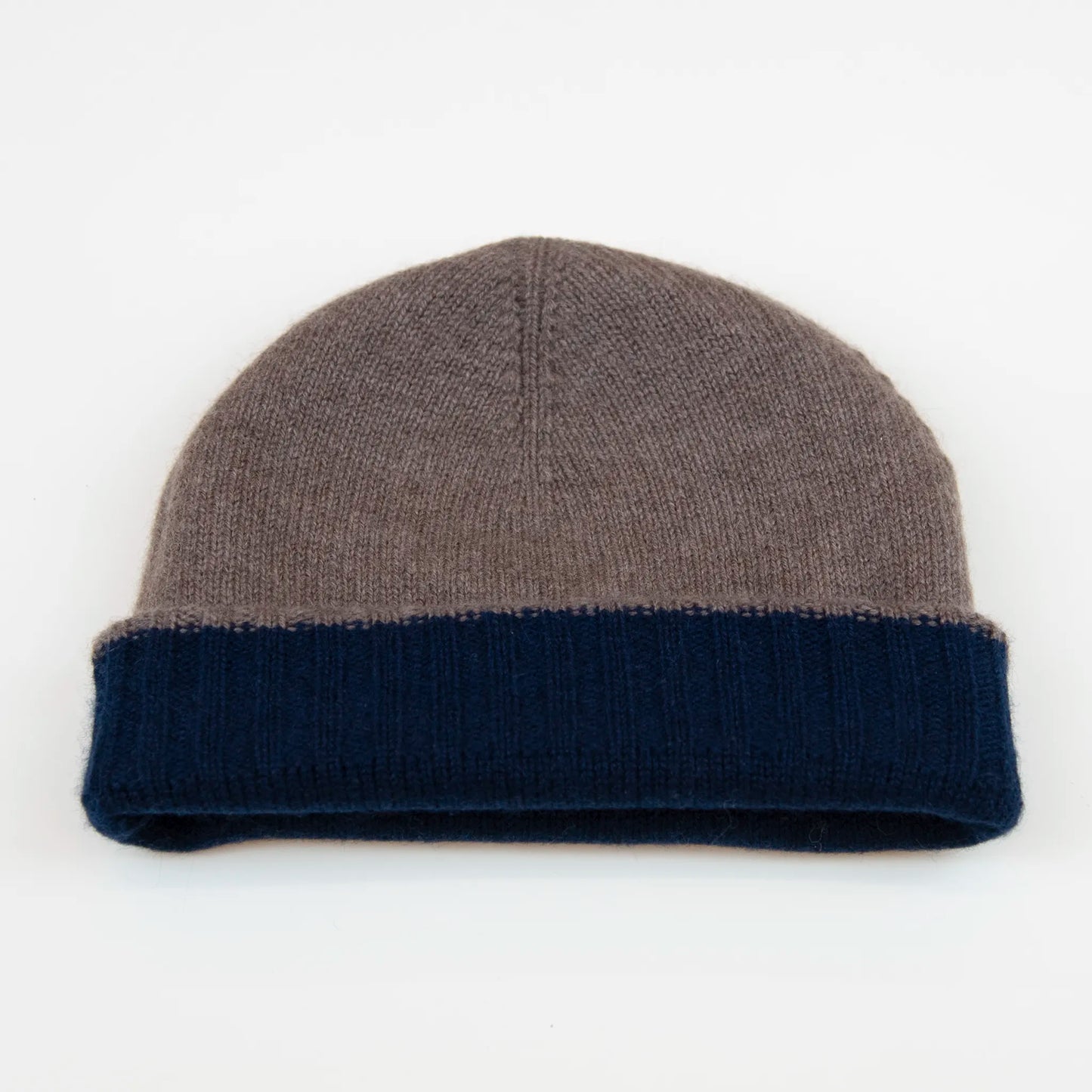Cuffia doubleface marrone e blu in 100% Cashmere, Made in Italy. Pratica e versatile, può essere indossata con o senza risvolto. Trama rasata e pregiata manifattura per una vestibilità confortevole e di qualità.