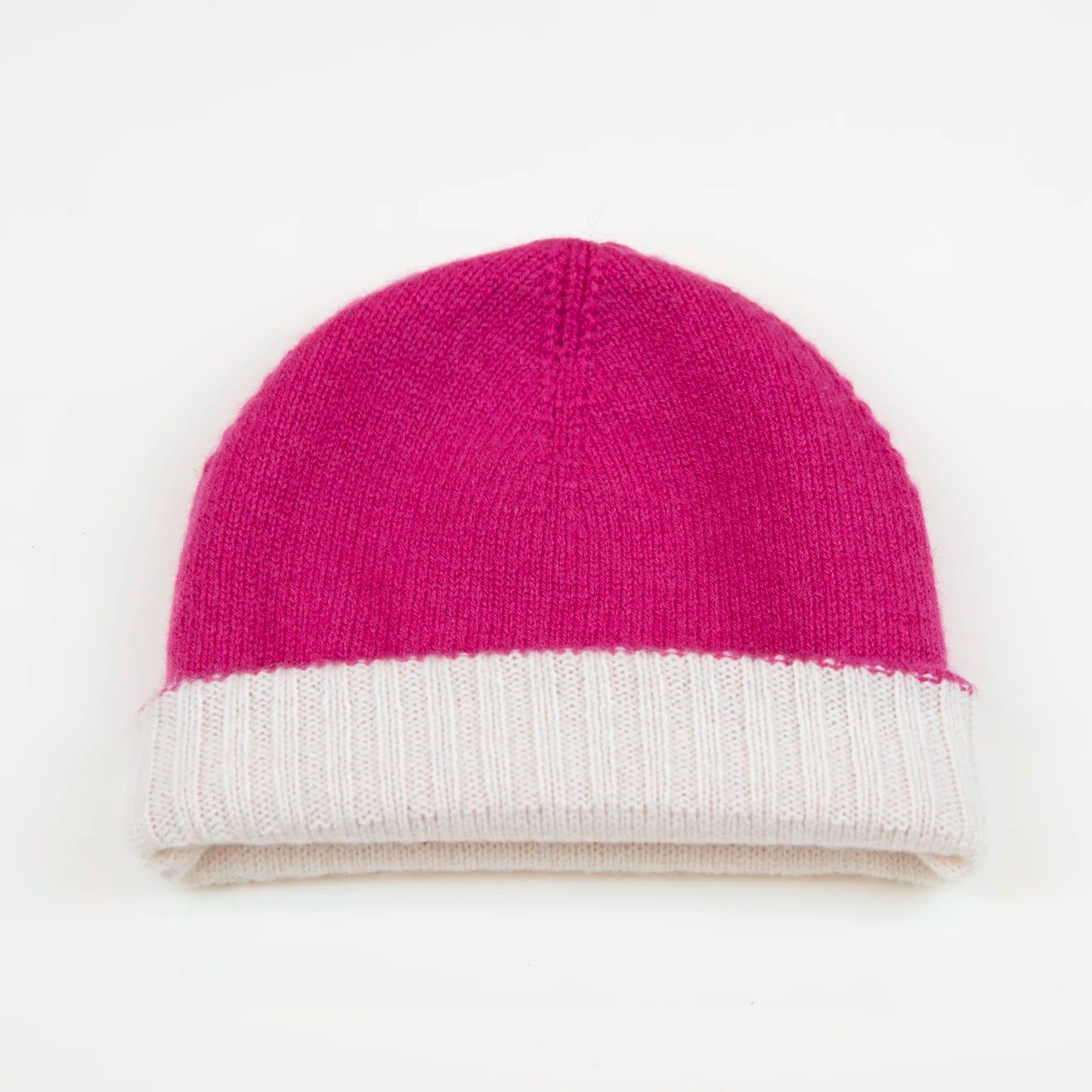 Cuffia doubleface fucsia e panna in 100% Cashmere, Made in Italy. Pratica e versatile, può essere indossata con o senza risvolto. Trama rasata e pregiata manifattura per una vestibilità confortevole e di qualità.
