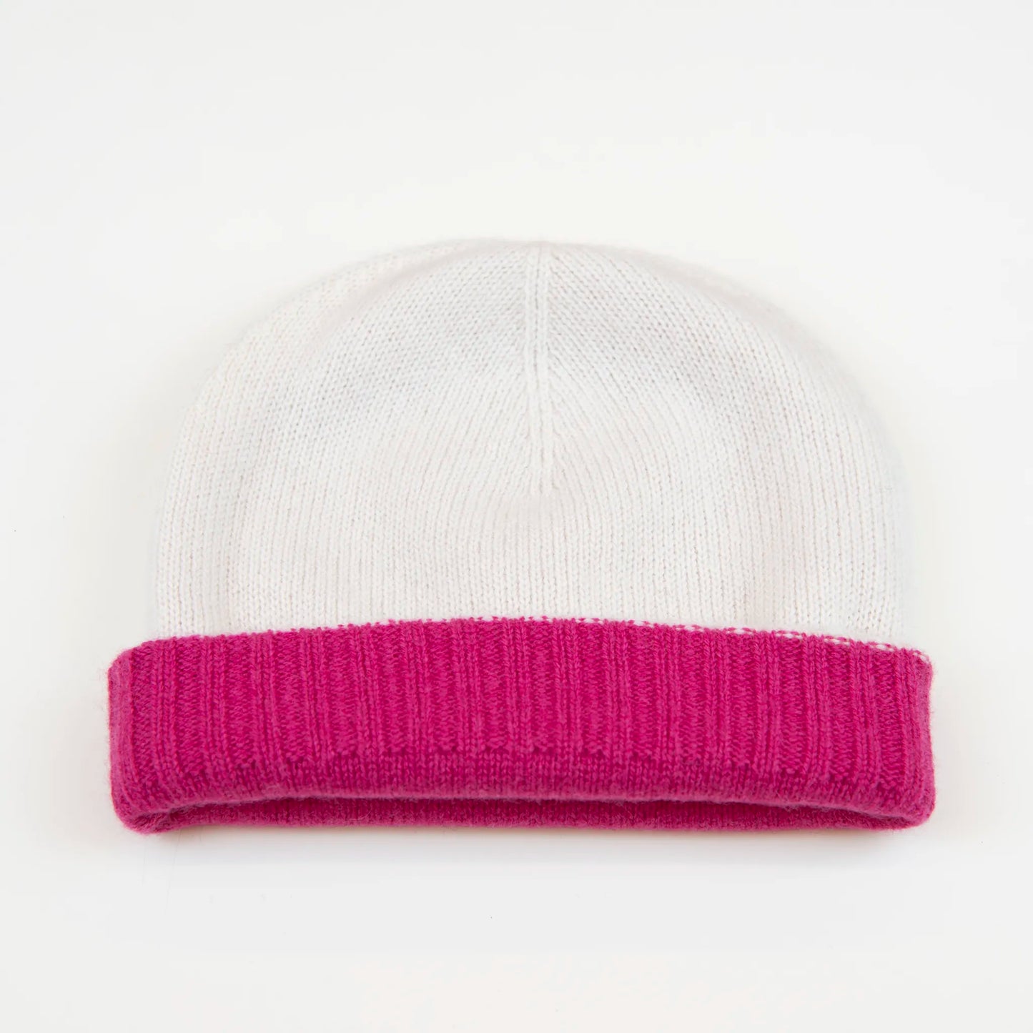 Cuffia doubleface fucsia e panna in 100% Cashmere, Made in Italy. Pratica e versatile, può essere indossata con o senza risvolto. Trama rasata e pregiata manifattura per una vestibilità confortevole e di qualità.