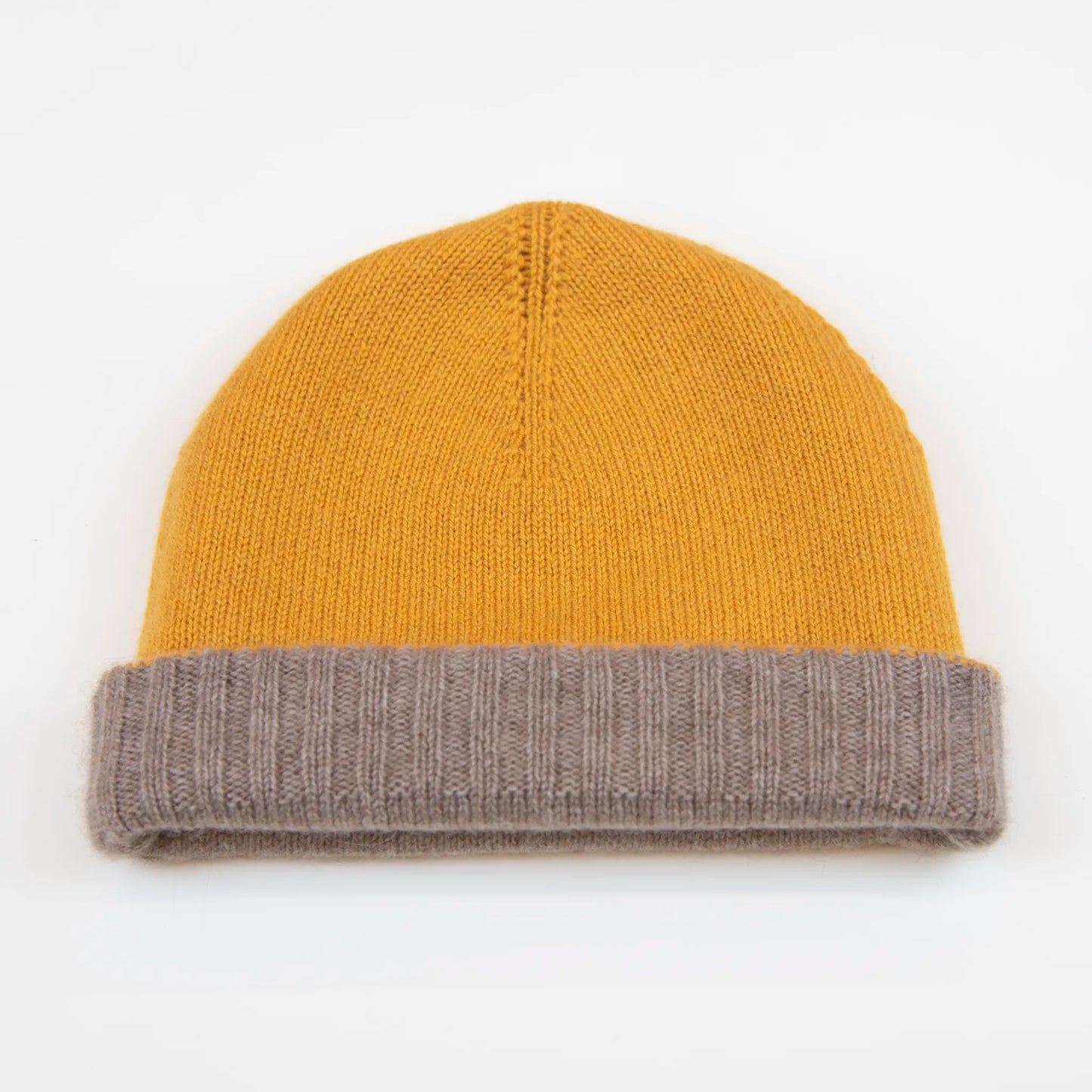 Cuffia doubleface giallo e marrone in 100% Cashmere, Made in Italy. Pratica e versatile, può essere indossata con o senza risvolto. Trama rasata e pregiata manifattura per una vestibilità confortevole e di qualità.