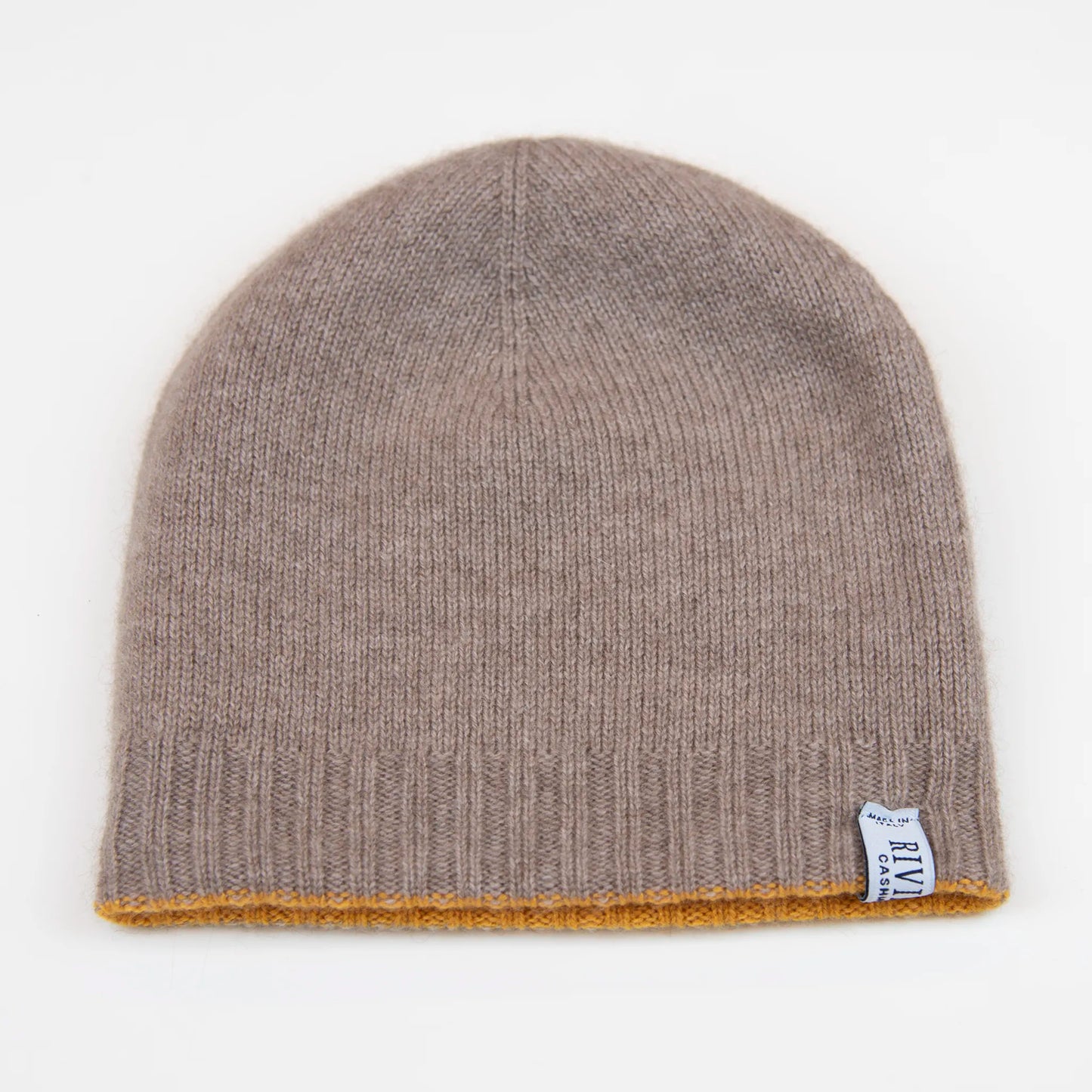 Cuffia doubleface giallo e marrone in 100% Cashmere, Made in Italy. Pratica e versatile, può essere indossata con o senza risvolto. Trama rasata e pregiata manifattura per una vestibilità confortevole e di qualità.