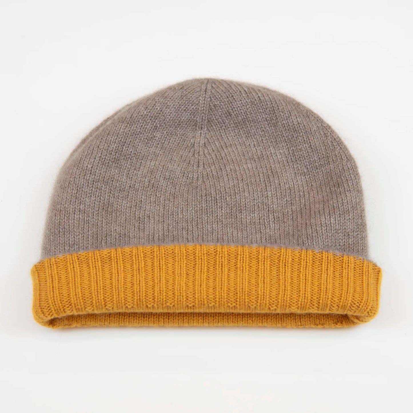 Cuffia doubleface giallo e marrone in 100% Cashmere, Made in Italy. Pratica e versatile, può essere indossata con o senza risvolto. Trama rasata e pregiata manifattura per una vestibilità confortevole e di qualità.