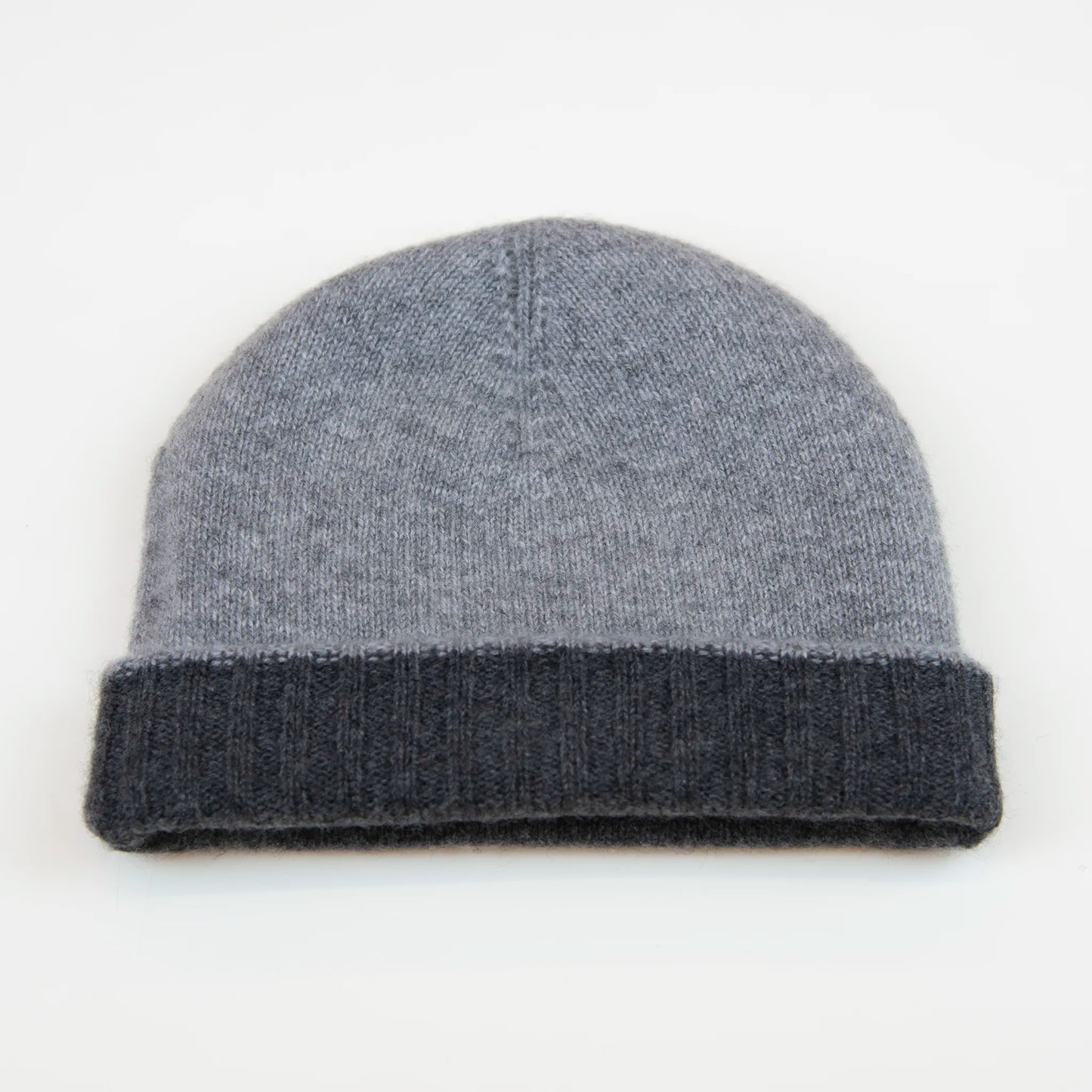 Cuffia doubleface grigio in 100% Cashmere, Made in Italy. Pratica e versatile, può essere indossata con o senza risvolto. Trama rasata e pregiata manifattura per una vestibilità confortevole e di qualità.