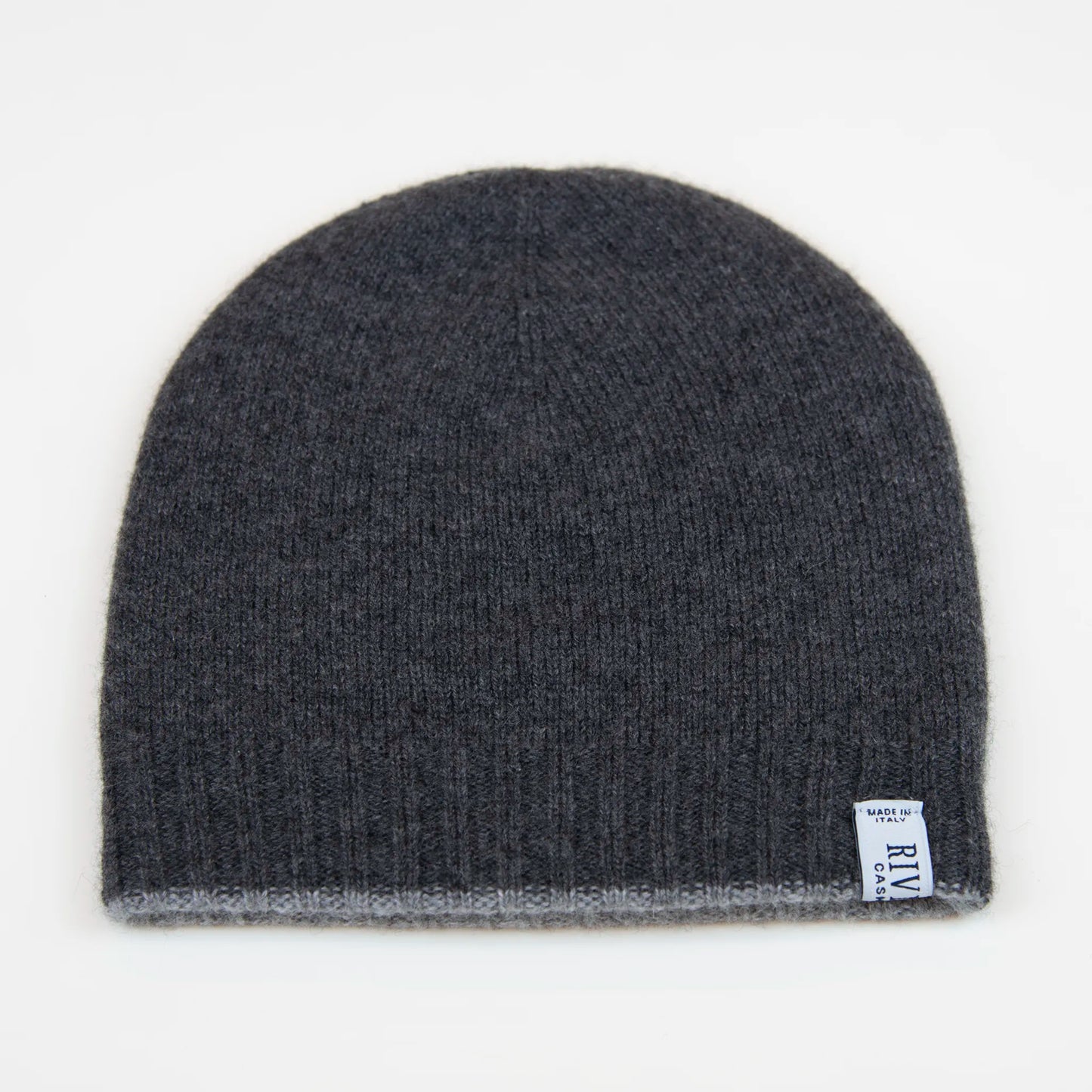 Cuffia doubleface grigio in 100% Cashmere, Made in Italy. Pratica e versatile, può essere indossata con o senza risvolto. Trama rasata e pregiata manifattura per una vestibilità confortevole e di qualità.