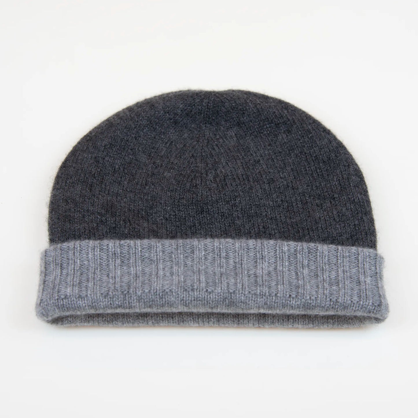Cuffia doubleface grigio in 100% Cashmere, Made in Italy. Pratica e versatile, può essere indossata con o senza risvolto. Trama rasata e pregiata manifattura per una vestibilità confortevole e di qualità.