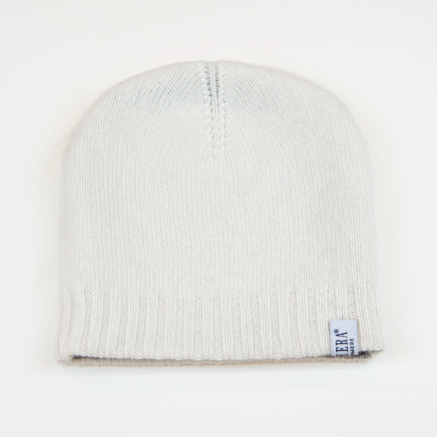 Cuffia doubleface grigio e panna in 100% Cashmere, Made in Italy. Pratica e versatile, può essere indossata con o senza risvolto. Trama rasata e pregiata manifattura per una vestibilità confortevole e di qualità.