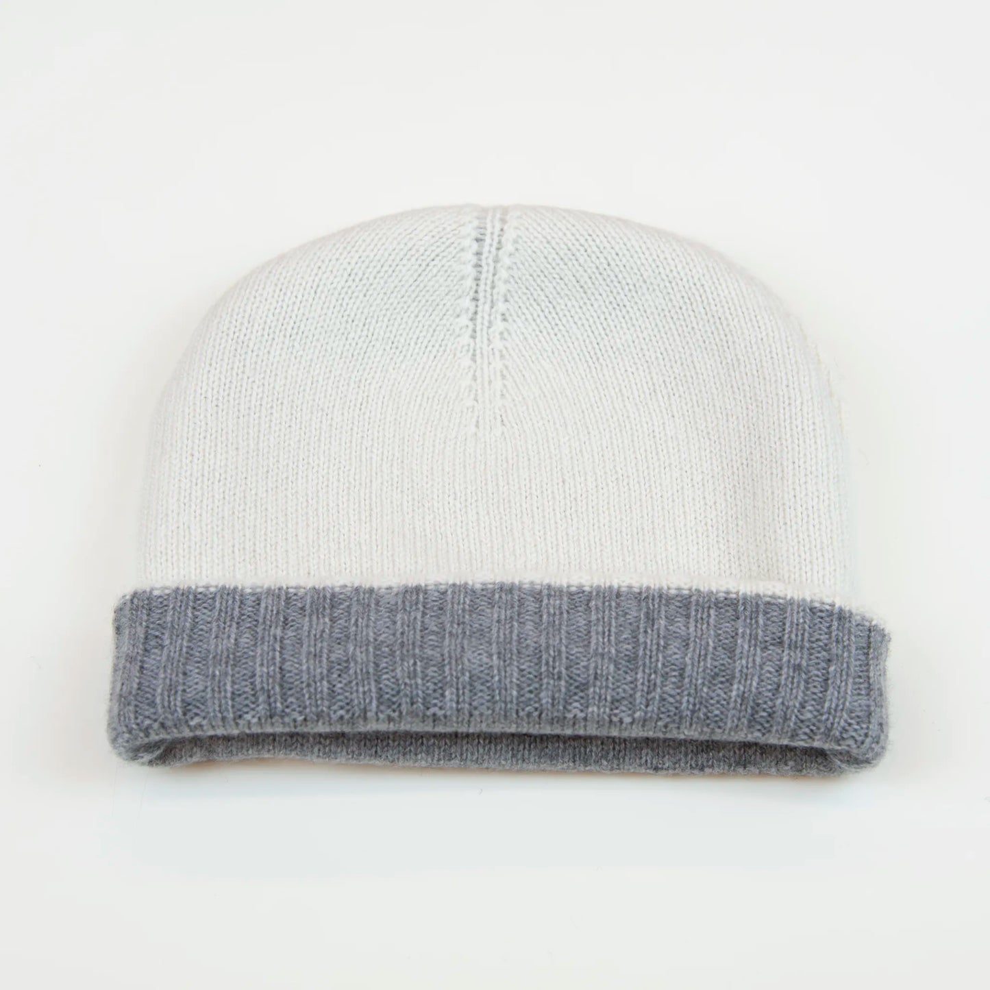 Cuffia doubleface grigio e panna in 100% Cashmere, Made in Italy. Pratica e versatile, può essere indossata con o senza risvolto. Trama rasata e pregiata manifattura per una vestibilità confortevole e di qualità.