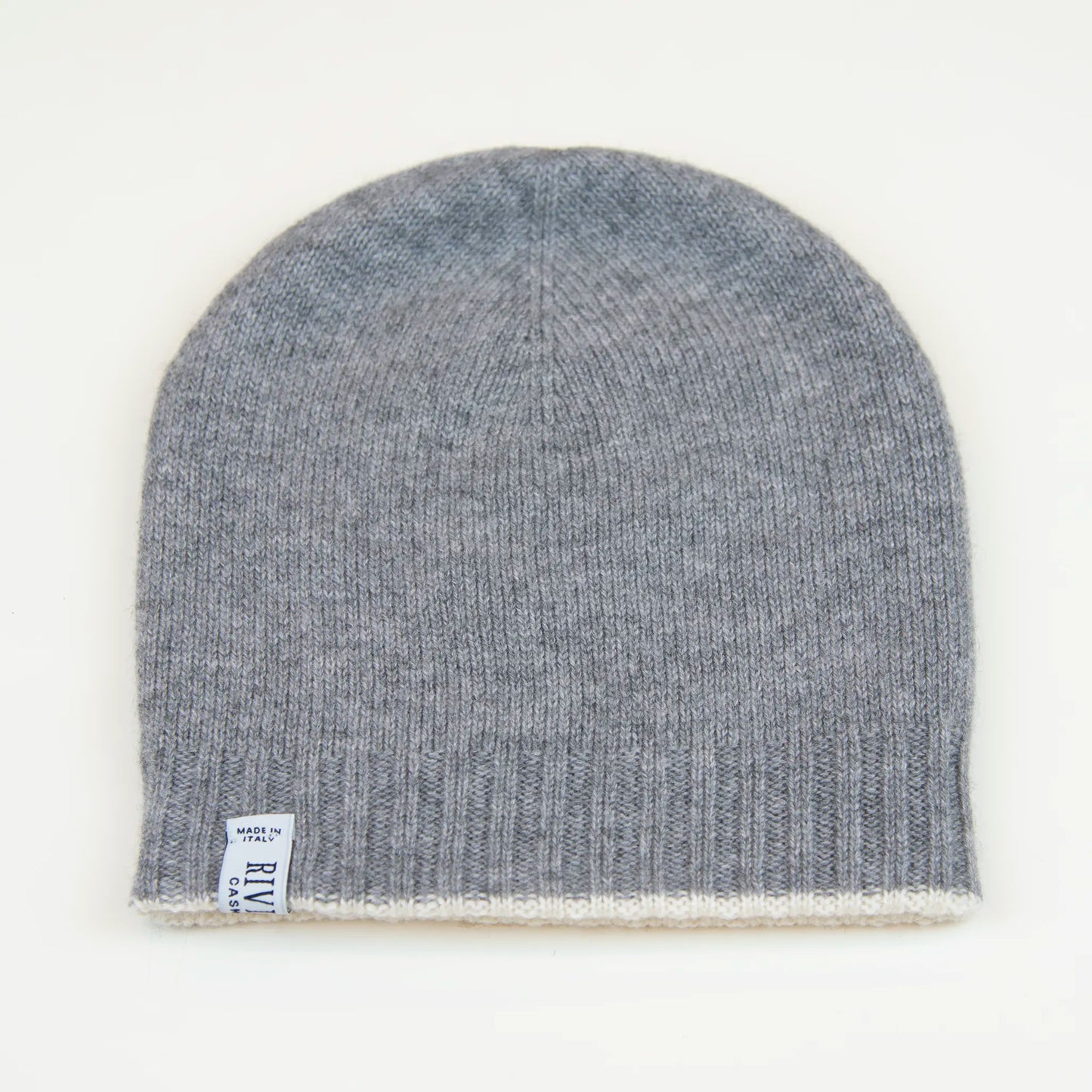 Cuffia doubleface grigio e panna in 100% Cashmere, Made in Italy. Pratica e versatile, può essere indossata con o senza risvolto. Trama rasata e pregiata manifattura per una vestibilità confortevole e di qualità.