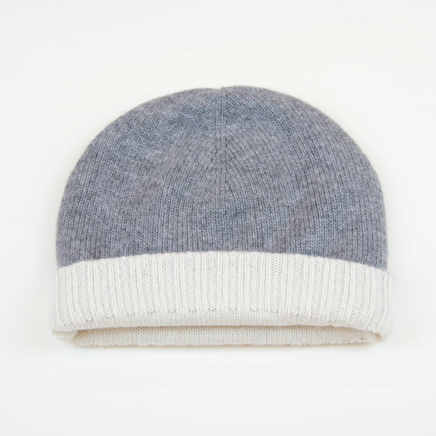 Cuffia doubleface grigio e panna in 100% Cashmere, Made in Italy. Pratica e versatile, può essere indossata con o senza risvolto. Trama rasata e pregiata manifattura per una vestibilità confortevole e di qualità.