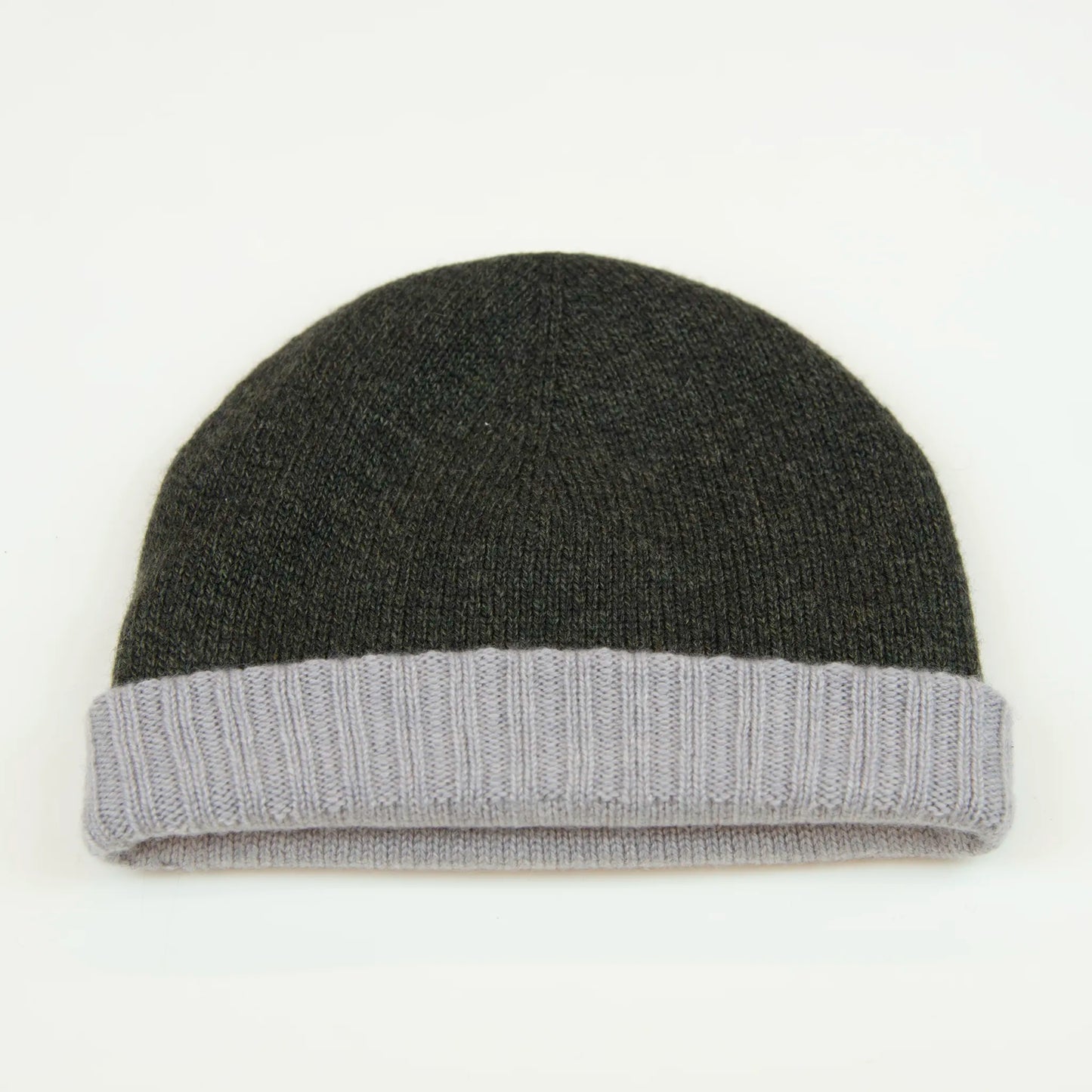 Cuffia doubleface verde e grigio in 100% Cashmere, Made in Italy. Pratica e versatile, può essere indossata con o senza risvolto. Trama rasata e pregiata manifattura per una vestibilità confortevole e di qualità.