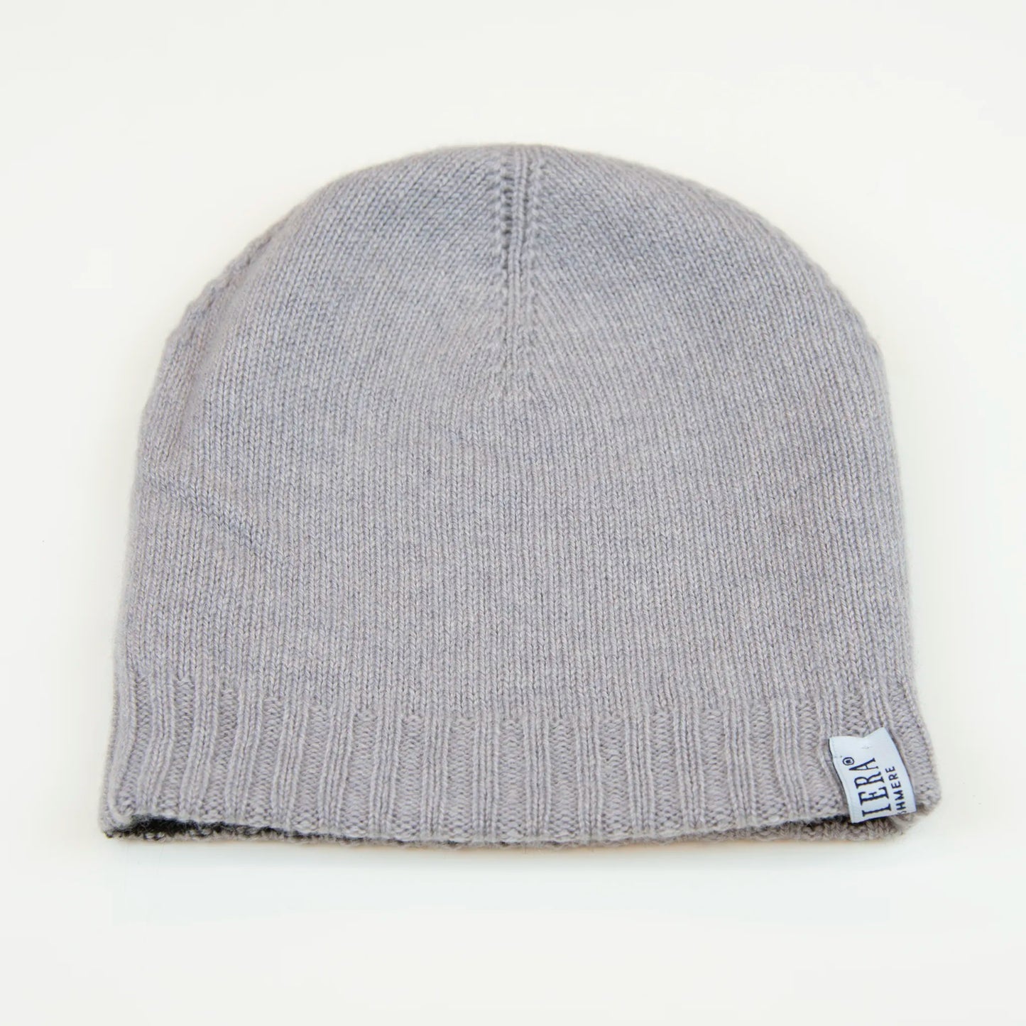 Cuffia doubleface verde e grigio in 100% Cashmere, Made in Italy. Pratica e versatile, può essere indossata con o senza risvolto. Trama rasata e pregiata manifattura per una vestibilità confortevole e di qualità.