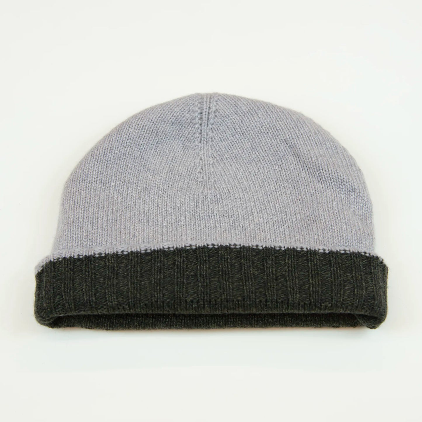 Cuffia doubleface verde e grigio in 100% Cashmere, Made in Italy. Pratica e versatile, può essere indossata con o senza risvolto. Trama rasata e pregiata manifattura per una vestibilità confortevole e di qualità.
