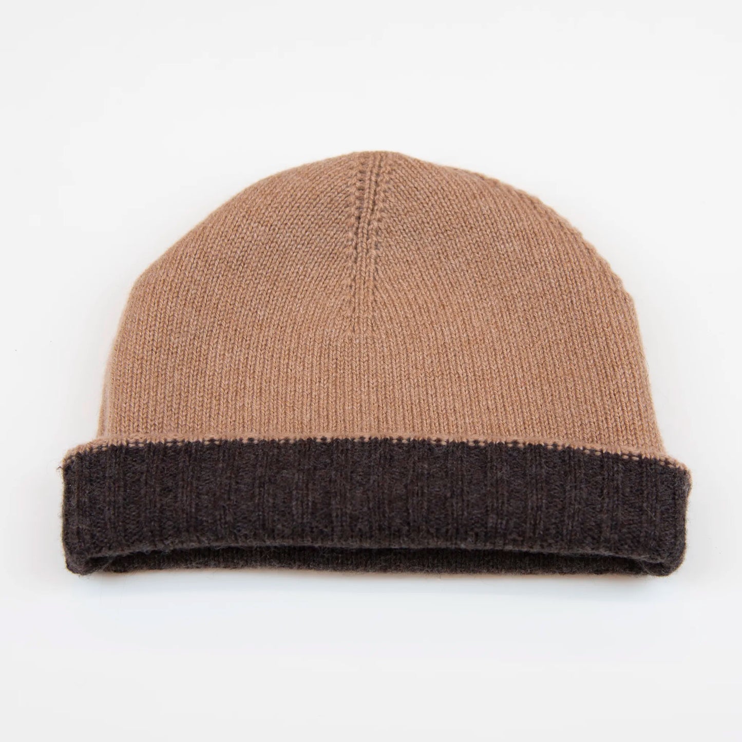 Cuffia doubleface marrone e beige in 100% Cashmere, Made in Italy. Pratica e versatile, può essere indossata con o senza risvolto. Trama rasata e pregiata manifattura per una vestibilità confortevole e di qualità.