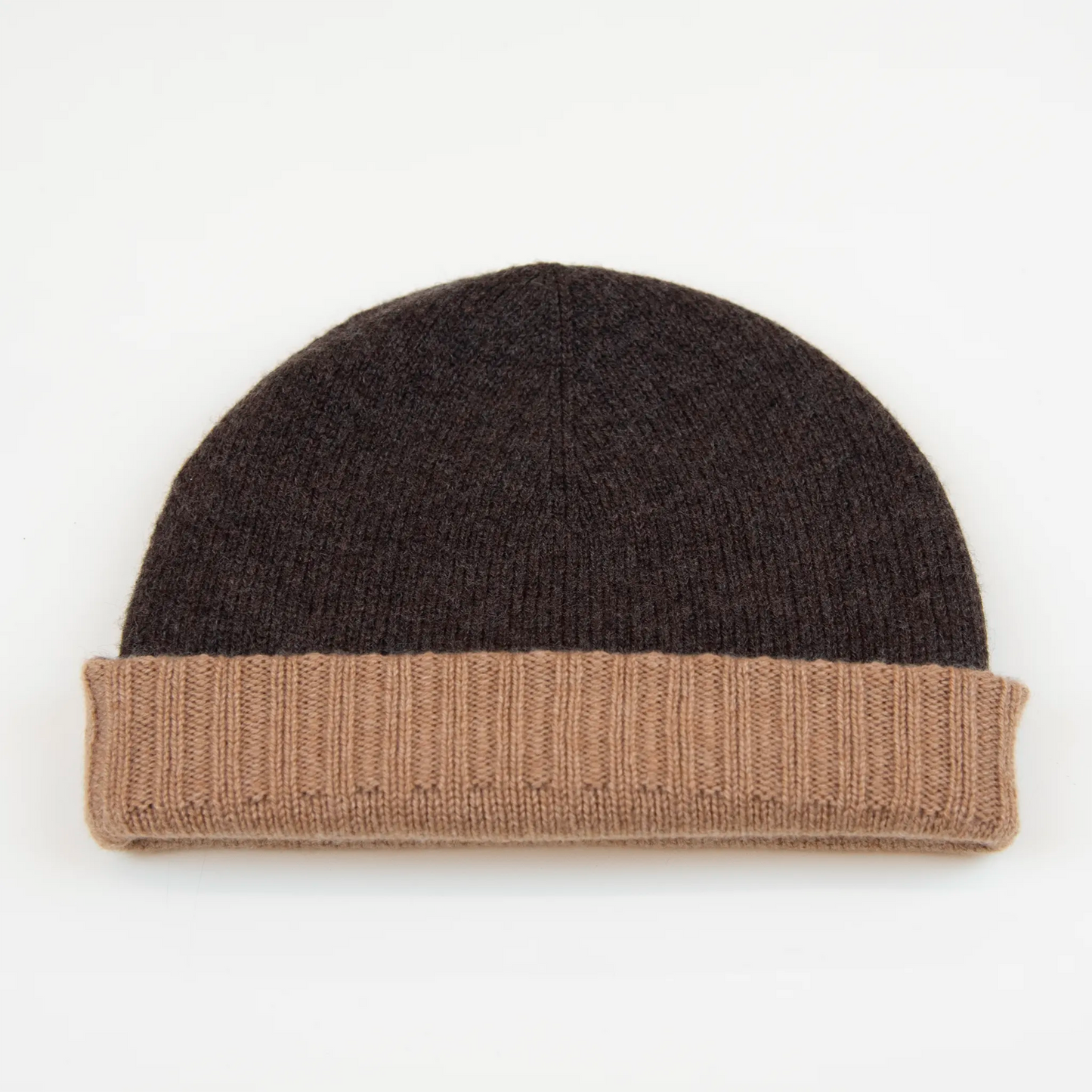Cuffia doubleface marrone e beige in 100% Cashmere, Made in Italy. Pratica e versatile, può essere indossata con o senza risvolto. Trama rasata e pregiata manifattura per una vestibilità confortevole e di qualità.