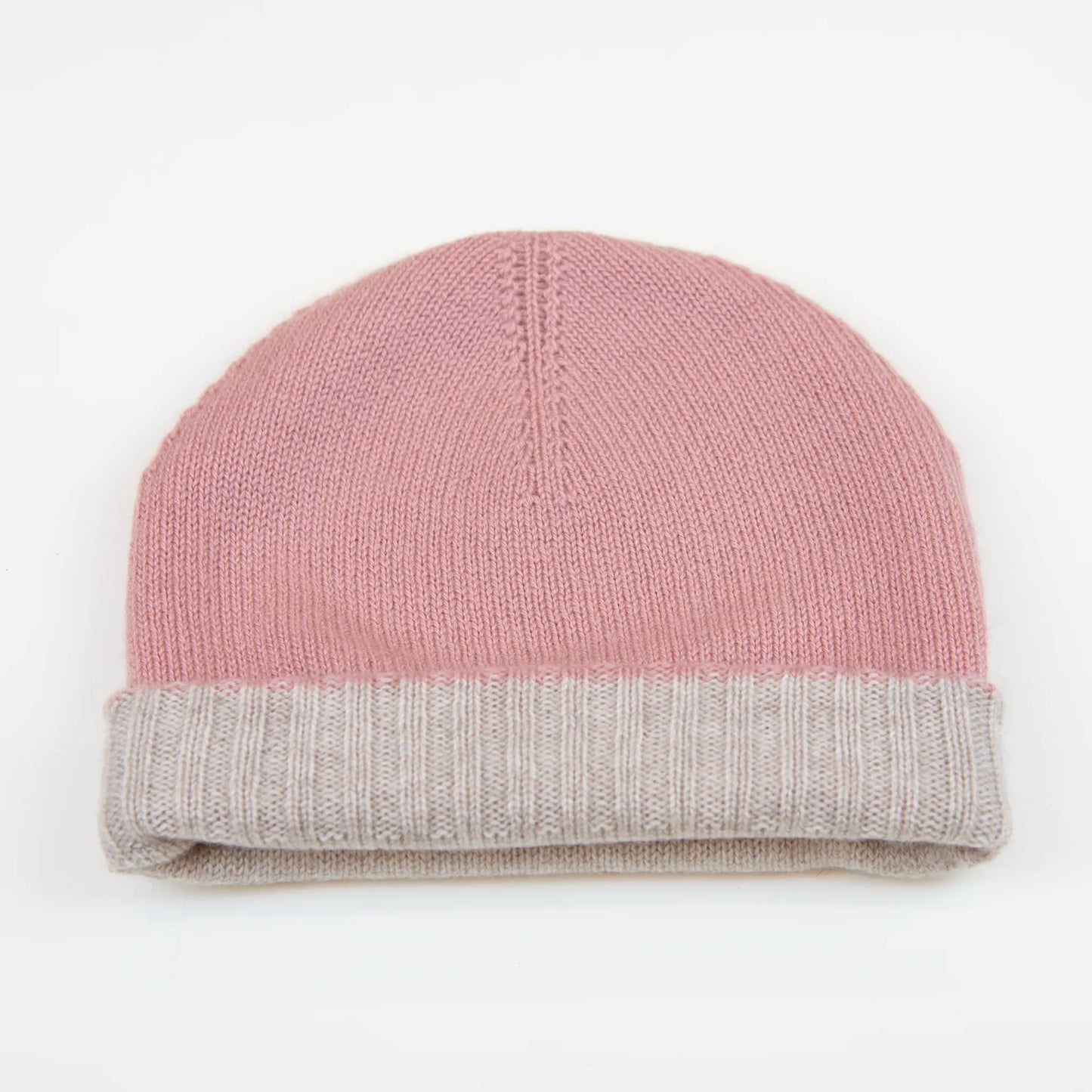 Cuffia doubleface rosa e panna in 100% Cashmere, Made in Italy. Pratica e versatile, può essere indossata con o senza risvolto. Trama rasata e pregiata manifattura per una vestibilità confortevole e di qualità.