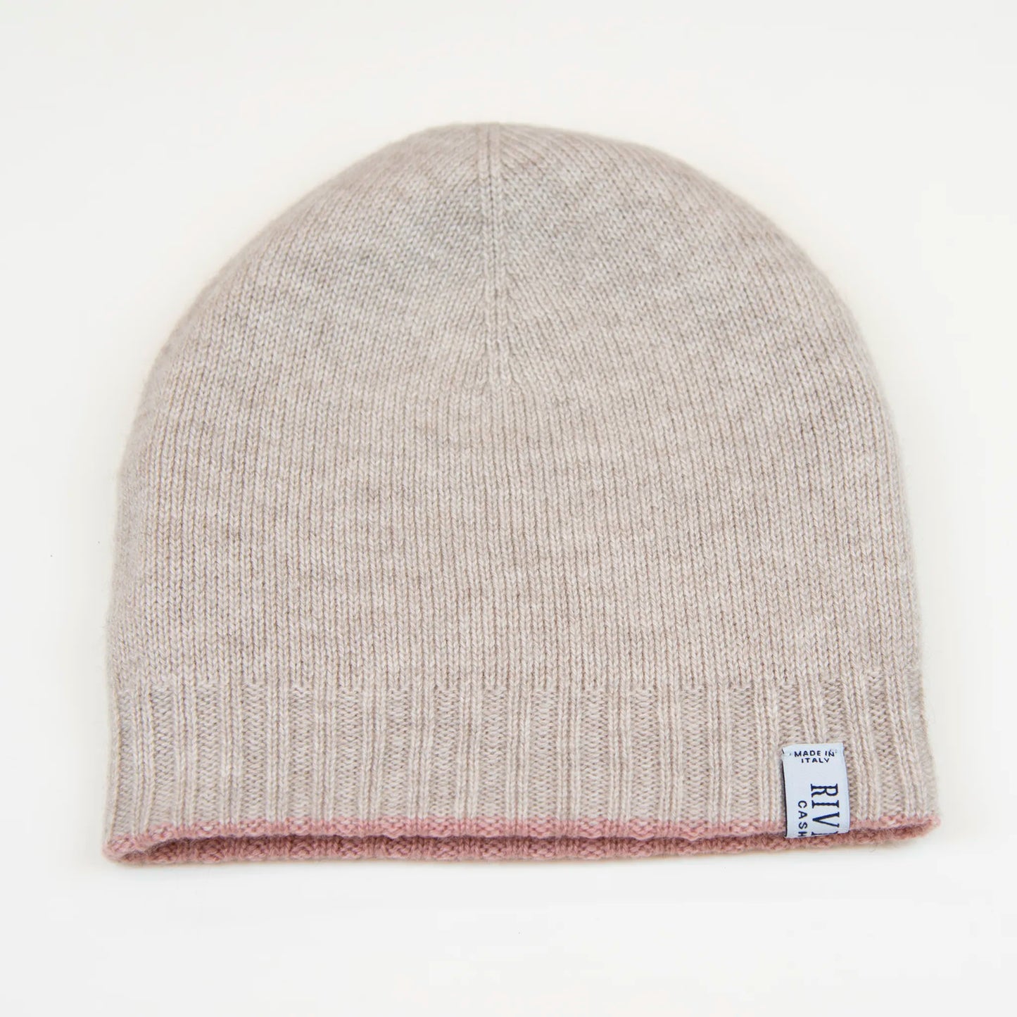 Cuffia doubleface rosa e panna in 100% Cashmere, Made in Italy. Pratica e versatile, può essere indossata con o senza risvolto. Trama rasata e pregiata manifattura per una vestibilità confortevole e di qualità.