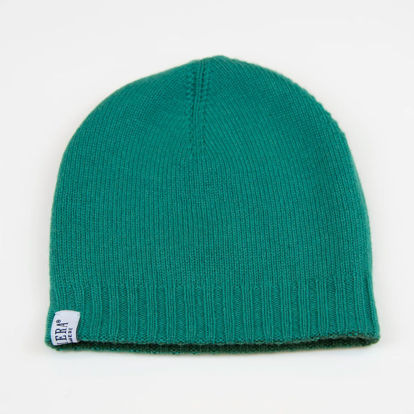 Cuffia doubleface verde in 100% Cashmere, Made in Italy. Pratica e versatile, può essere indossata con o senza risvolto. Trama rasata e pregiata manifattura per una vestibilità confortevole e di qualità.