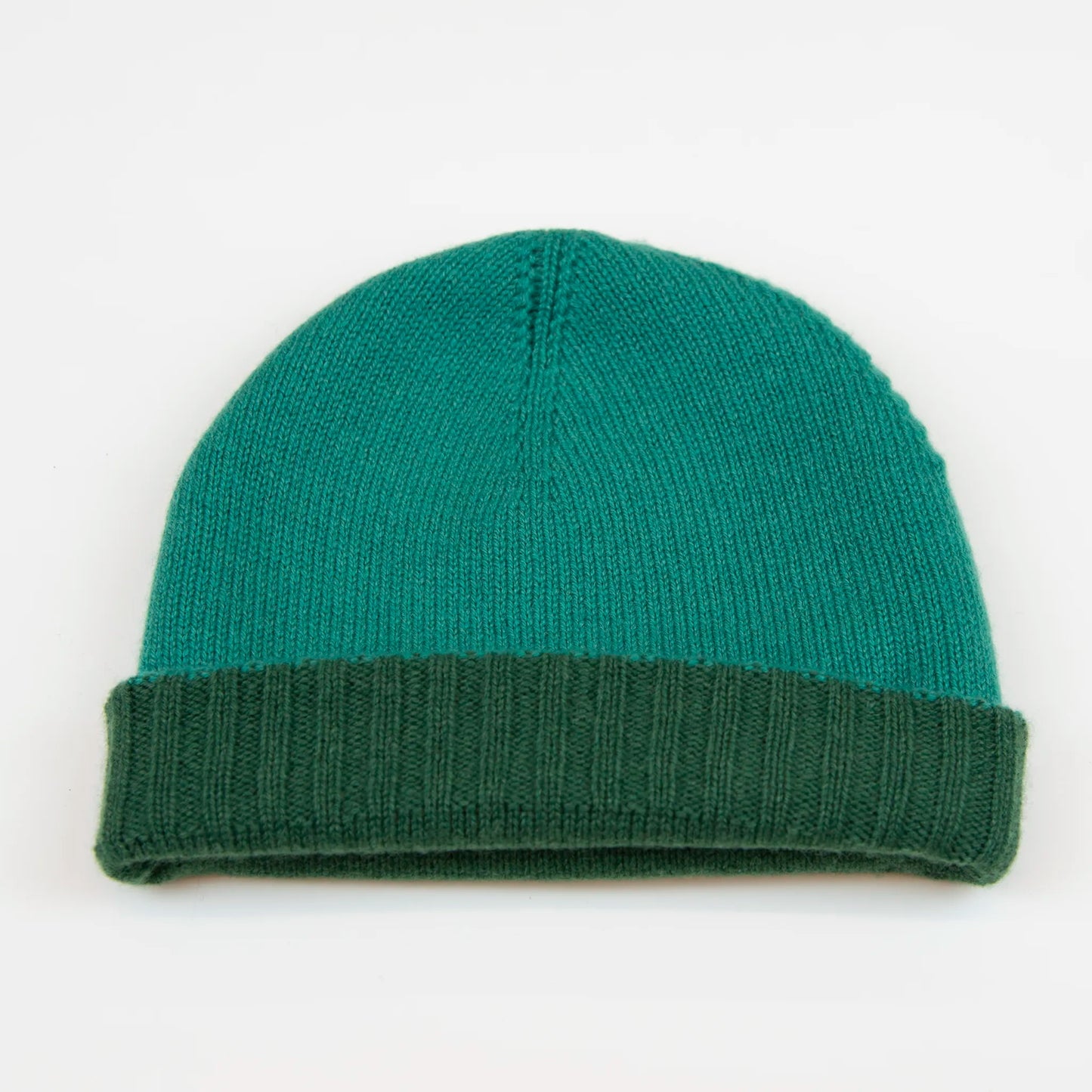 Cuffia doubleface verde in 100% Cashmere, Made in Italy. Pratica e versatile, può essere indossata con o senza risvolto. Trama rasata e pregiata manifattura per una vestibilità confortevole e di qualità.