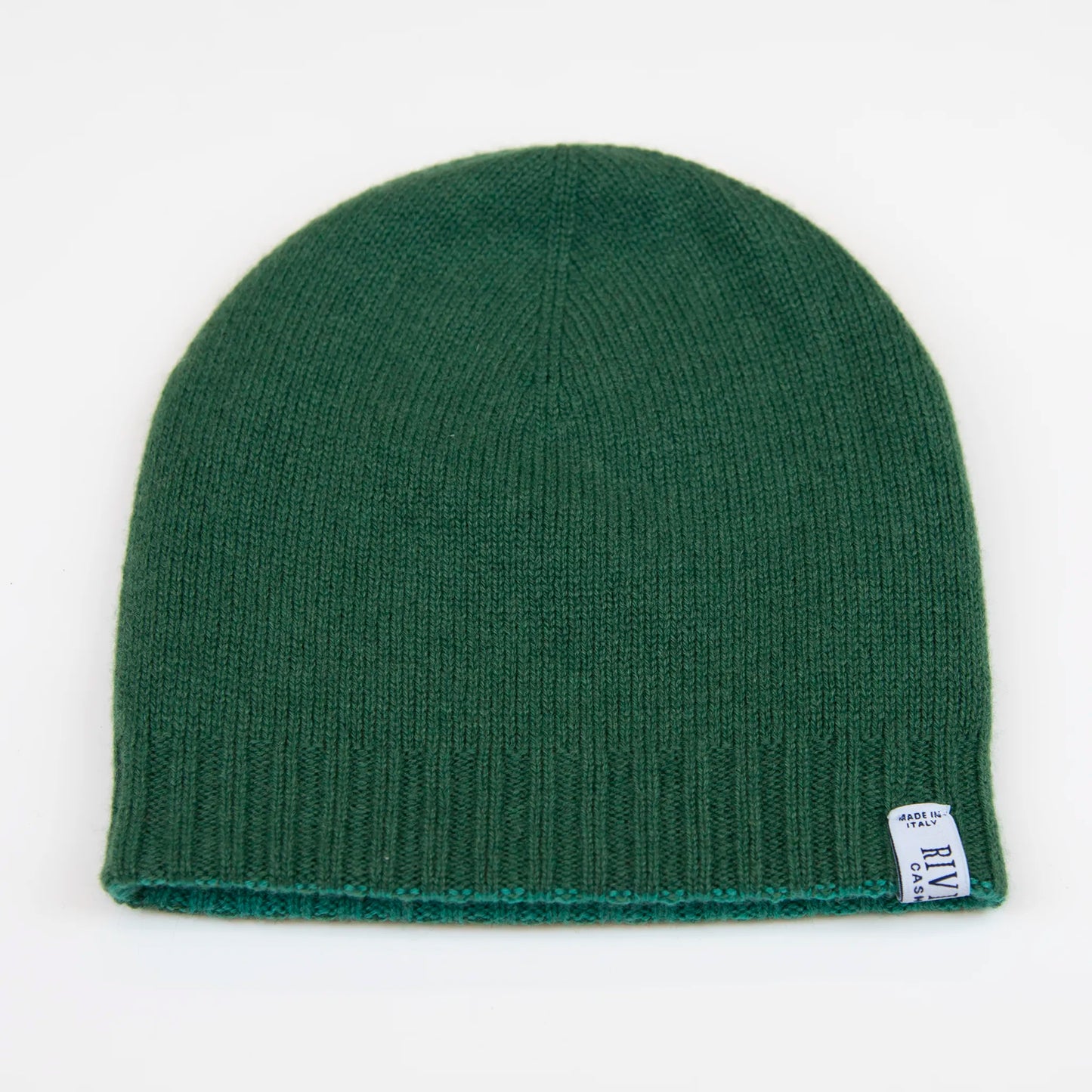Cuffia doubleface verde in 100% Cashmere, Made in Italy. Pratica e versatile, può essere indossata con o senza risvolto. Trama rasata e pregiata manifattura per una vestibilità confortevole e di qualità.