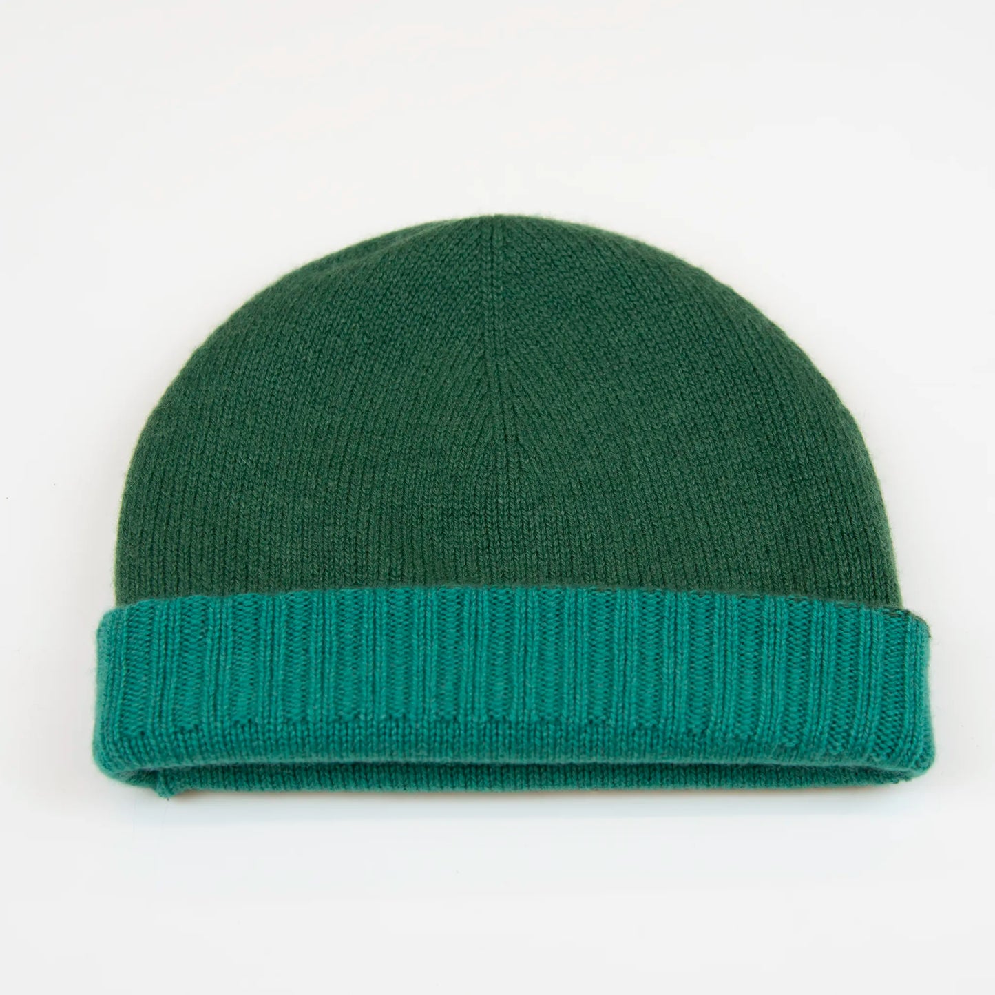 Cuffia doubleface verde in 100% Cashmere, Made in Italy. Pratica e versatile, può essere indossata con o senza risvolto. Trama rasata e pregiata manifattura per una vestibilità confortevole e di qualità.