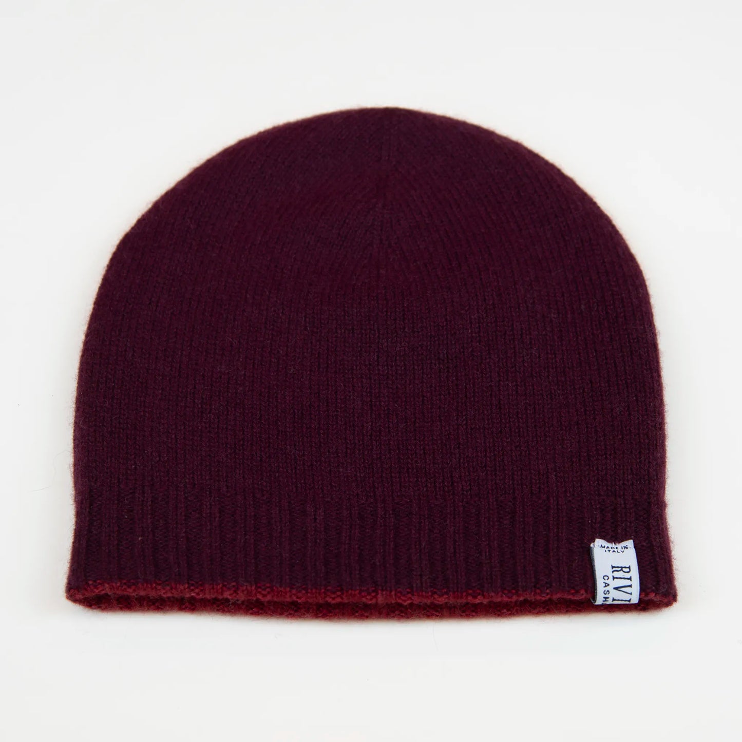 Cuffia doubleface rosso e prugna in 100% Cashmere, Made in Italy. Pratica e versatile, può essere indossata con o senza risvolto. Trama rasata e pregiata manifattura per una vestibilità confortevole e di qualità.