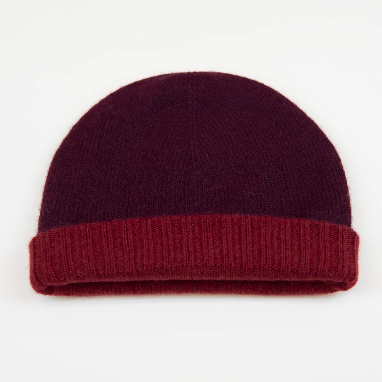 Cuffia doubleface rosso e prugna in 100% Cashmere, Made in Italy. Pratica e versatile, può essere indossata con o senza risvolto. Trama rasata e pregiata manifattura per una vestibilità confortevole e di qualità.