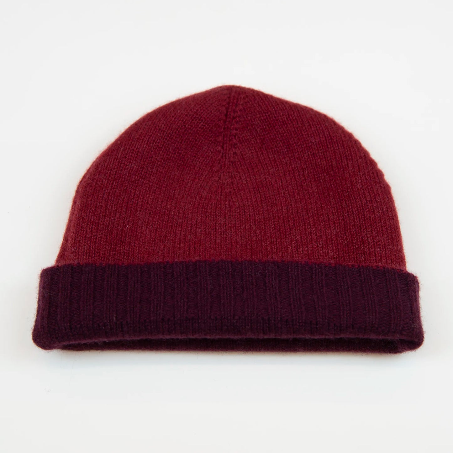 Cuffia doubleface rosso e prugna in 100% Cashmere, Made in Italy. Pratica e versatile, può essere indossata con o senza risvolto. Trama rasata e pregiata manifattura per una vestibilità confortevole e di qualità.