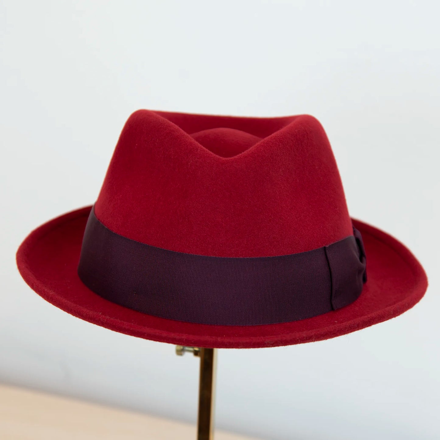 Cappello in feltro di lana Rosso, Made in Italy, falda corta 5 cm e cinta in gros-grain viola. Parte della Collezione Emporio San Felice, elegante e versatile per ogni occasione.