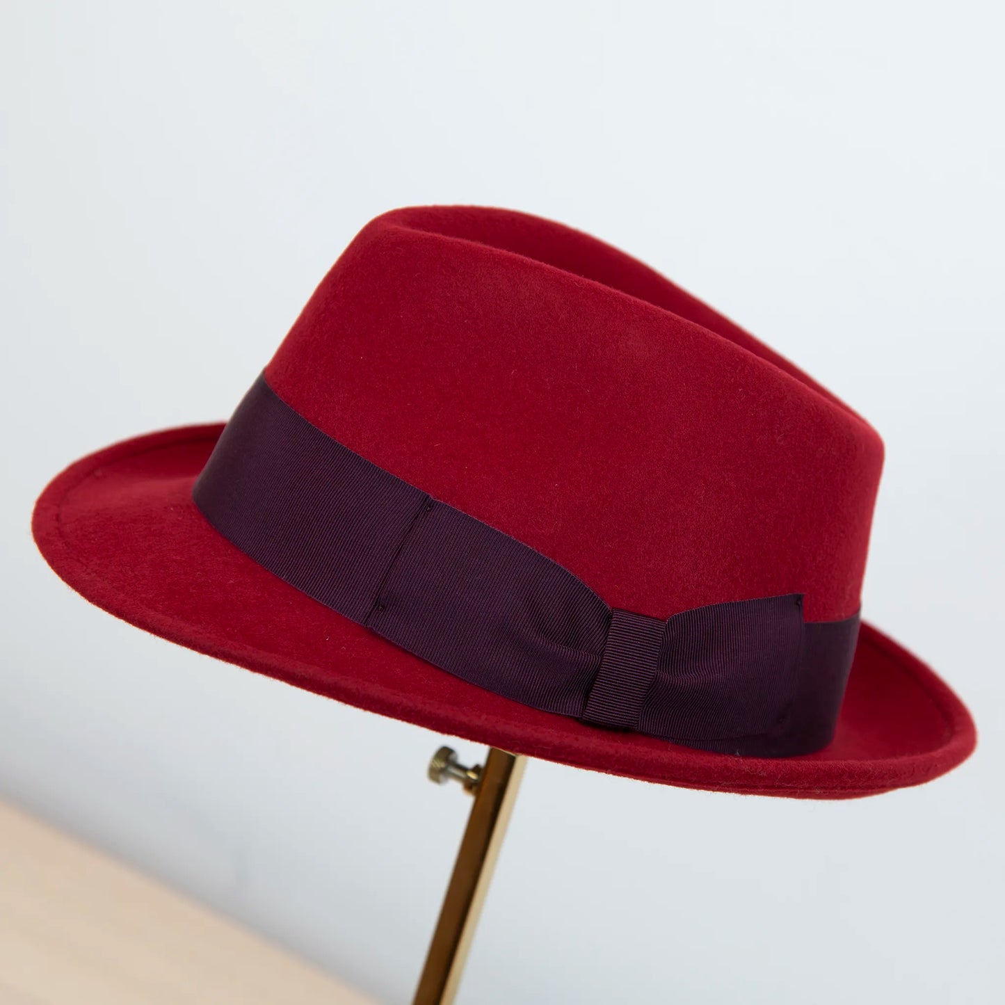Cappello in feltro di lana Rosso, Made in Italy, falda corta 5 cm e cinta in gros-grain viola. Parte della Collezione Emporio San Felice, elegante e versatile per ogni occasione.