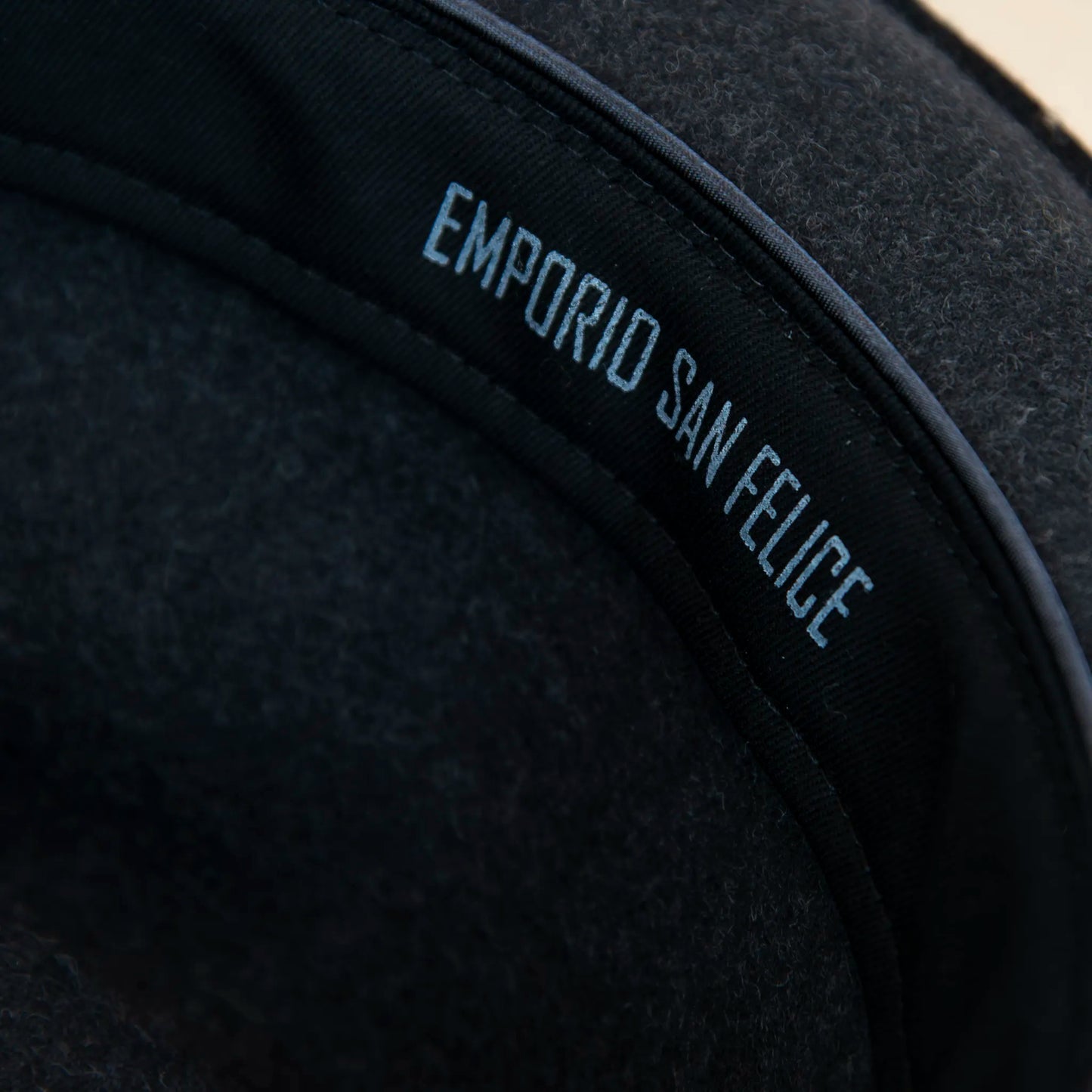 Interno del cappello in feltro di lana grigio, Made in Italy, falda corta 5 cm e cinta in gros-grain. Parte della Collezione Emporio San Felice, elegante e versatile per ogni occasione.