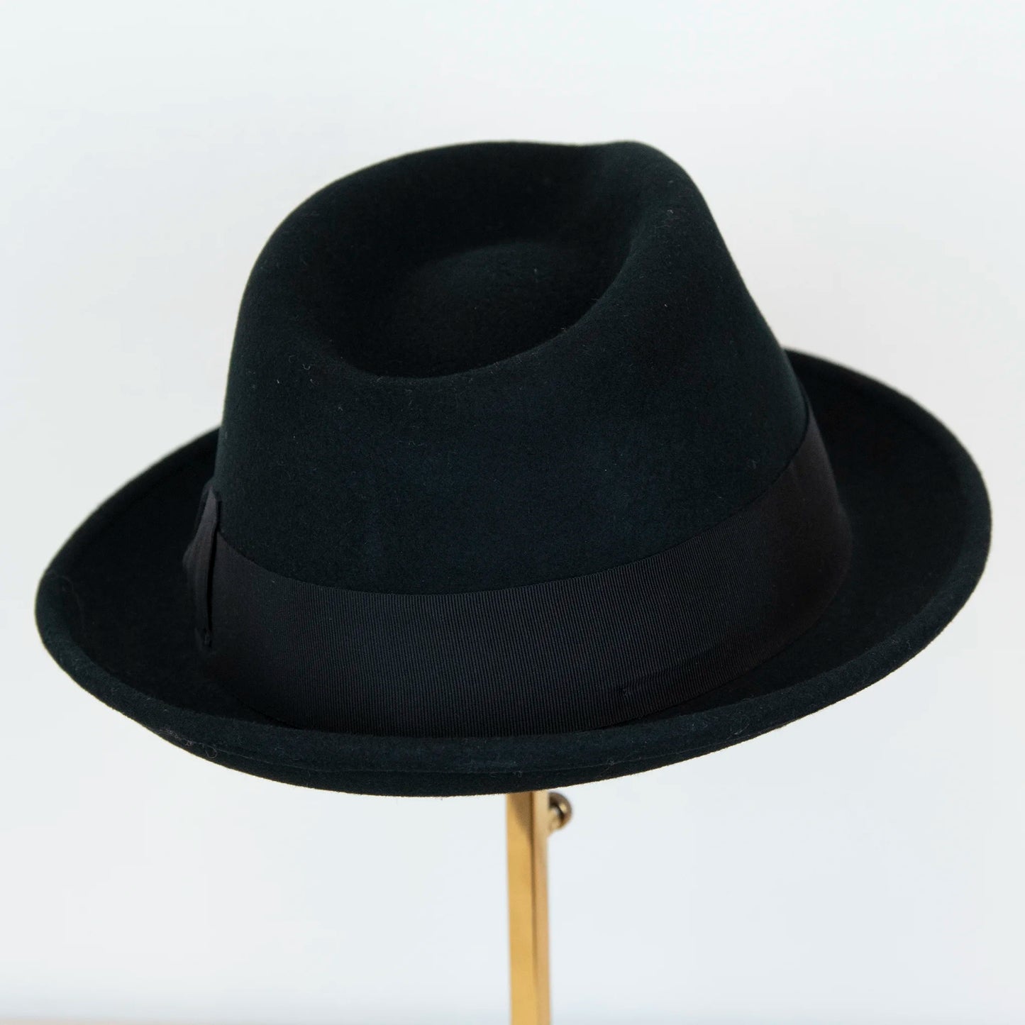 Cappello in feltro di lana nero, Made in Italy, falda corta 5 cm e cinta in gros-grain nera. Parte della Collezione Emporio San Felice, elegante e versatile per ogni occasione.