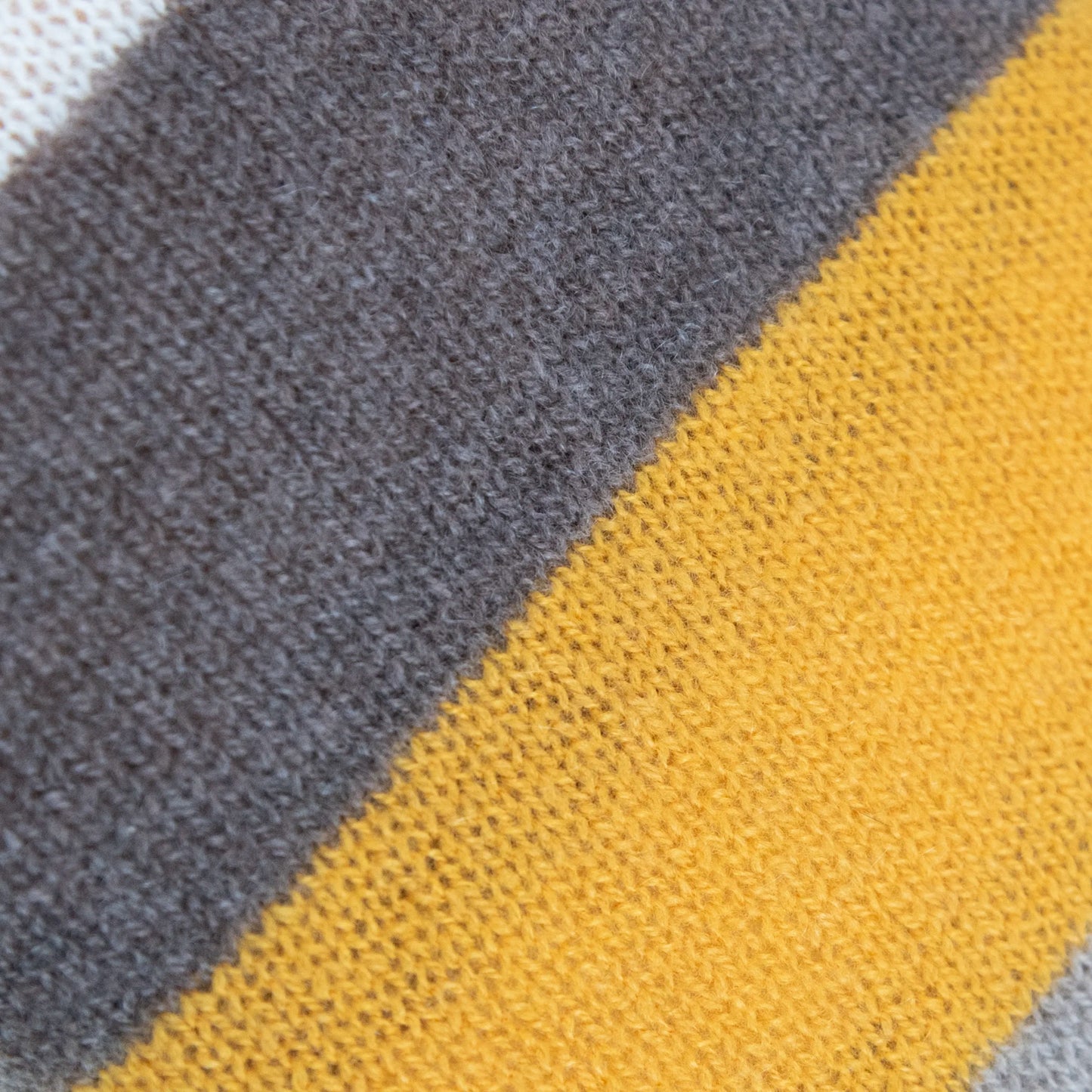 Dettaglio e texture tessuto del Collo doppio anello rigato giallo senape e beige in quadricromia, 100% cashmere, morbido e caldo, Made in Italy.