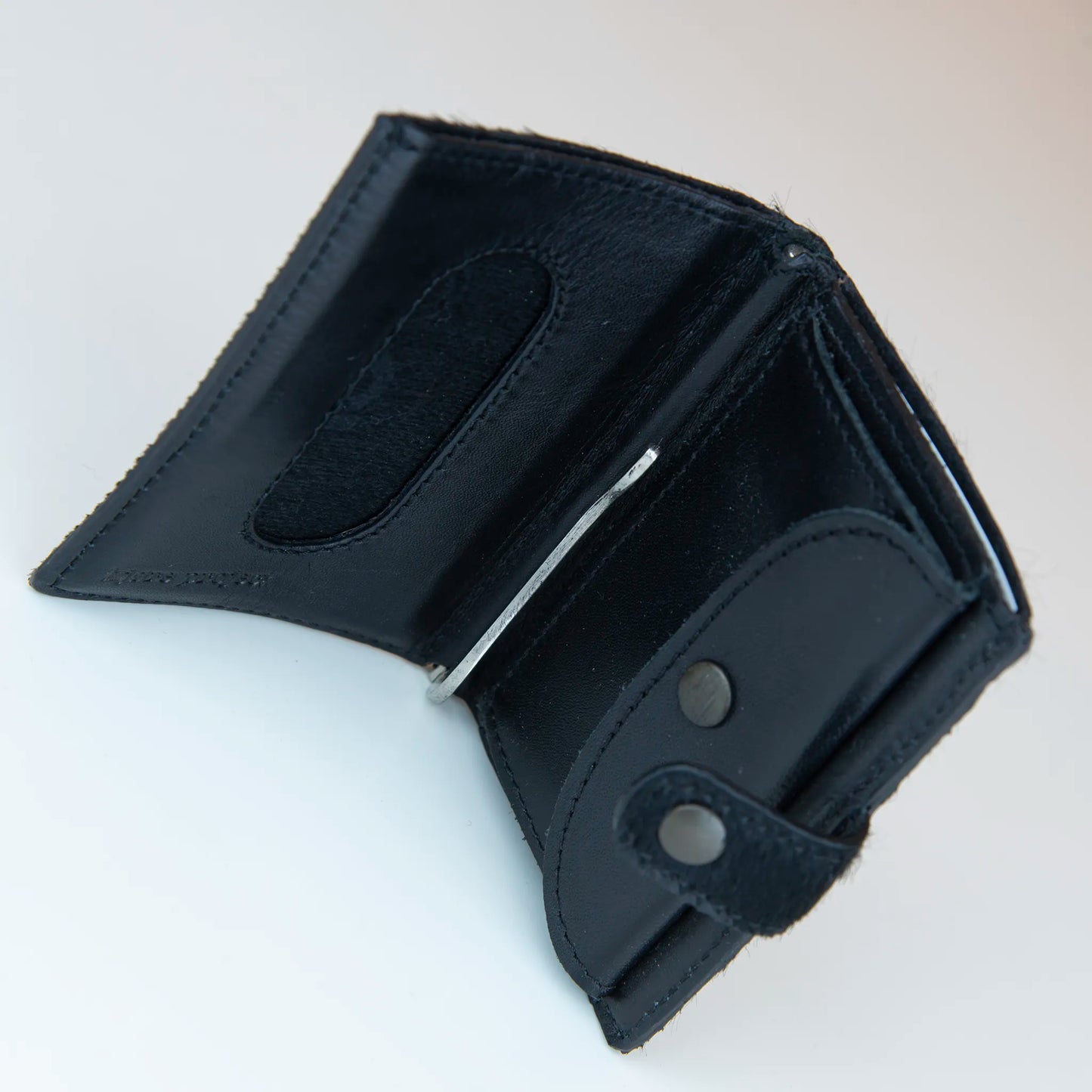 Portafoglio compatto in pelle e vero cavallino nero, Made in Italy, artigianale, con due scomparti scorrevoli per 5/6 carte ciascuno, molla porta banconote e scomparto per monete.