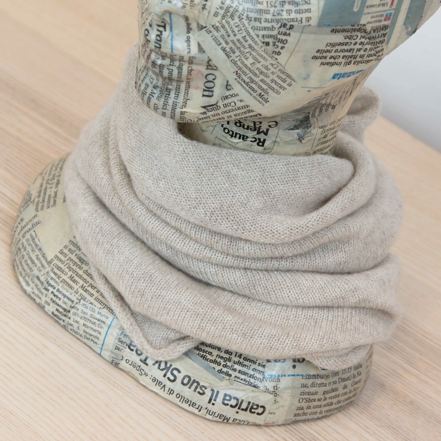 Collo in 100% cashmere color beige, versatile, utilizzabile come scaldacollo, fascia per capelli, passamontagna o cappello con sbuffo, Made in Italy, morbido e caldo.