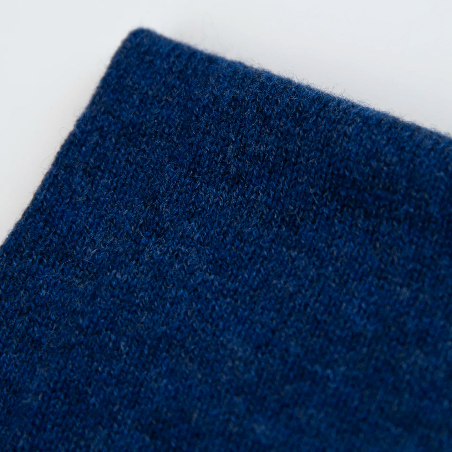 Dettaglio e texture tessuto del Collo in 100% cashmere blu, versatile, utilizzabile come scaldacollo, fascia per capelli, passamontagna o cappello con sbuffo, Made in Italy, morbido e caldo.