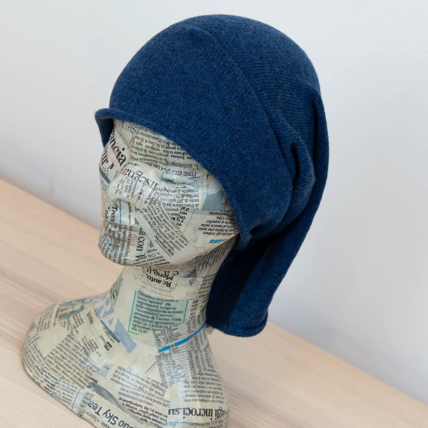 Collo in 100% cashmere blu, versatile, utilizzabile come scaldacollo, fascia per capelli, passamontagna o cappello con sbuffo, Made in Italy, morbido e caldo.