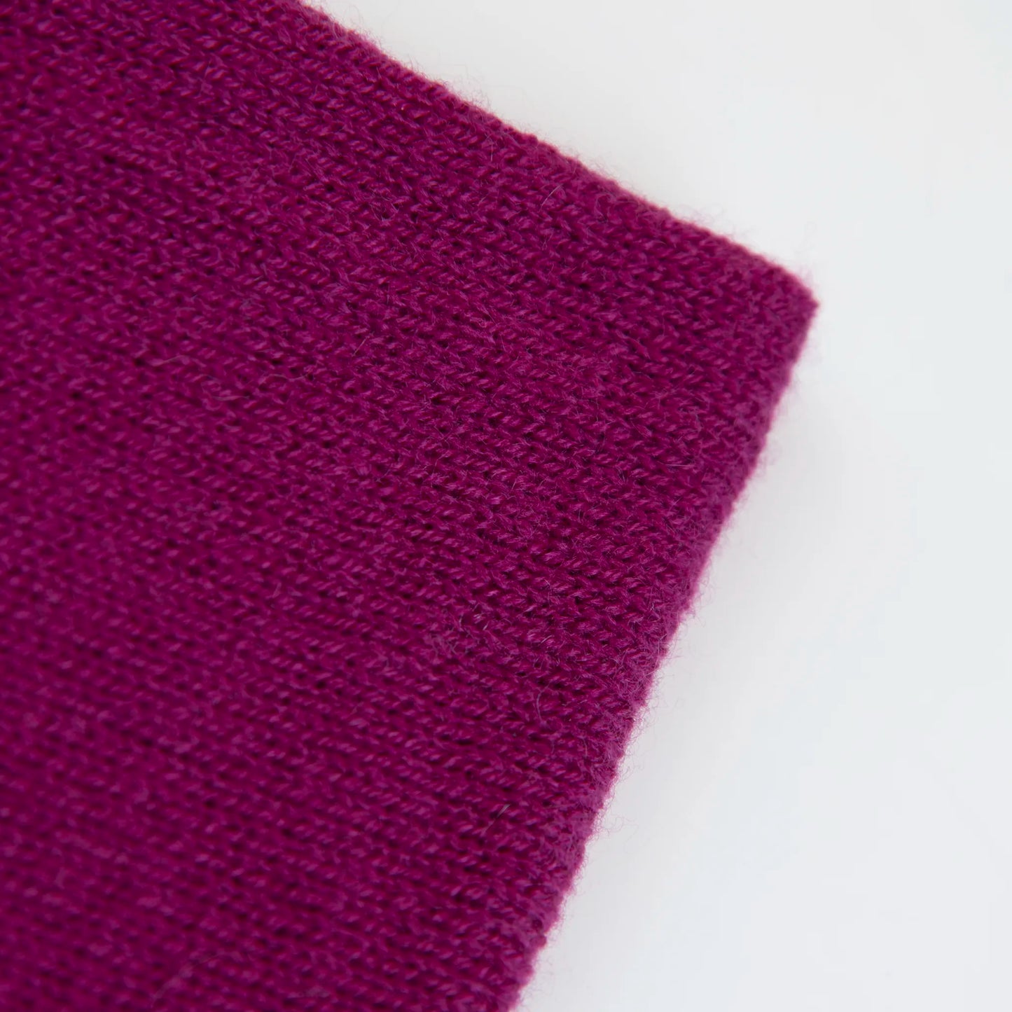 Dettaglio e texture tessuto del Collo in 100% cashmere viola, versatile, utilizzabile come scaldacollo, fascia per capelli, passamontagna o cappello con sbuffo, Made in Italy, morbido e caldo.