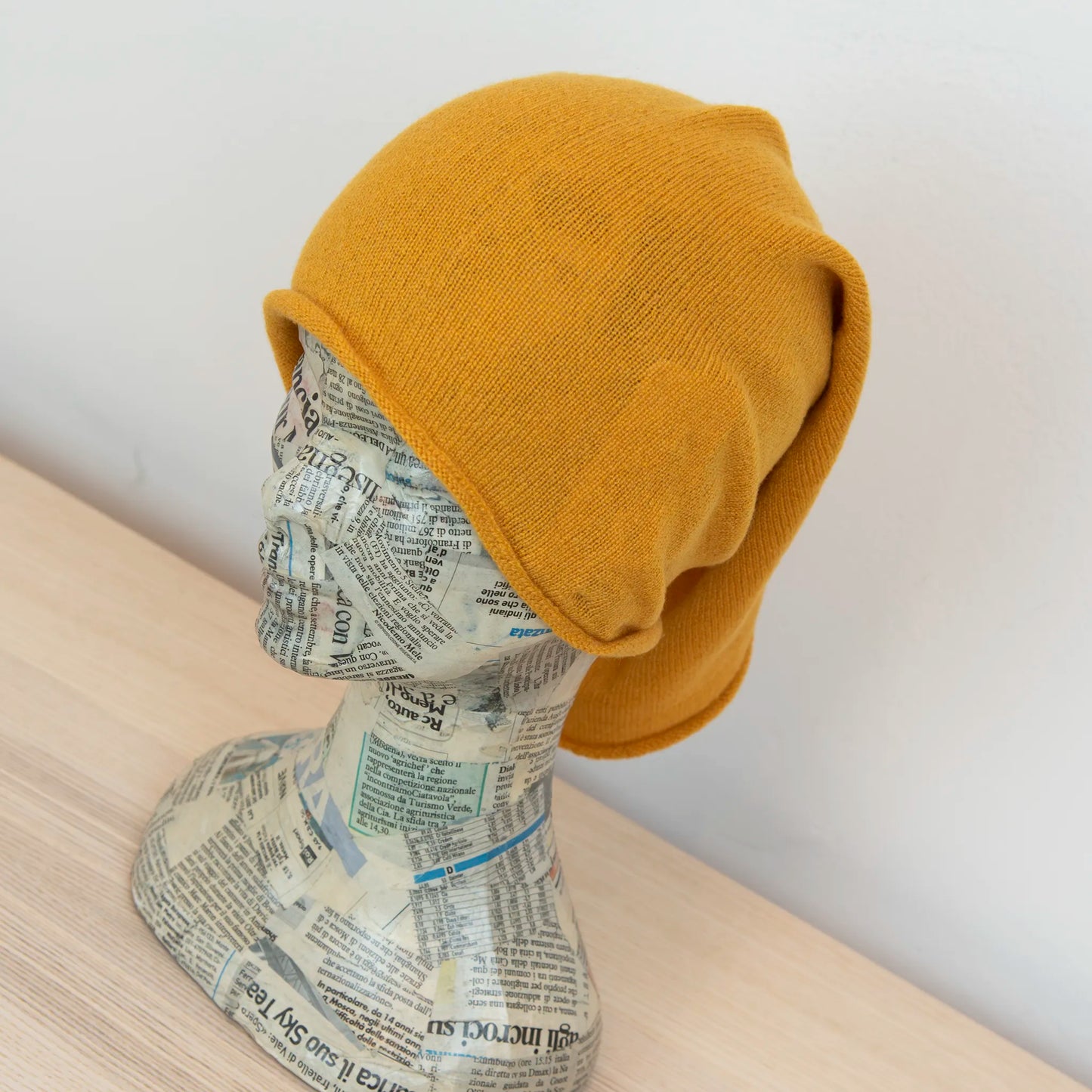 Collo in 100% cashmere color senape, versatile, utilizzabile come scaldacollo, fascia per capelli, passamontagna o cappello con sbuffo, Made in Italy, morbido e caldo.