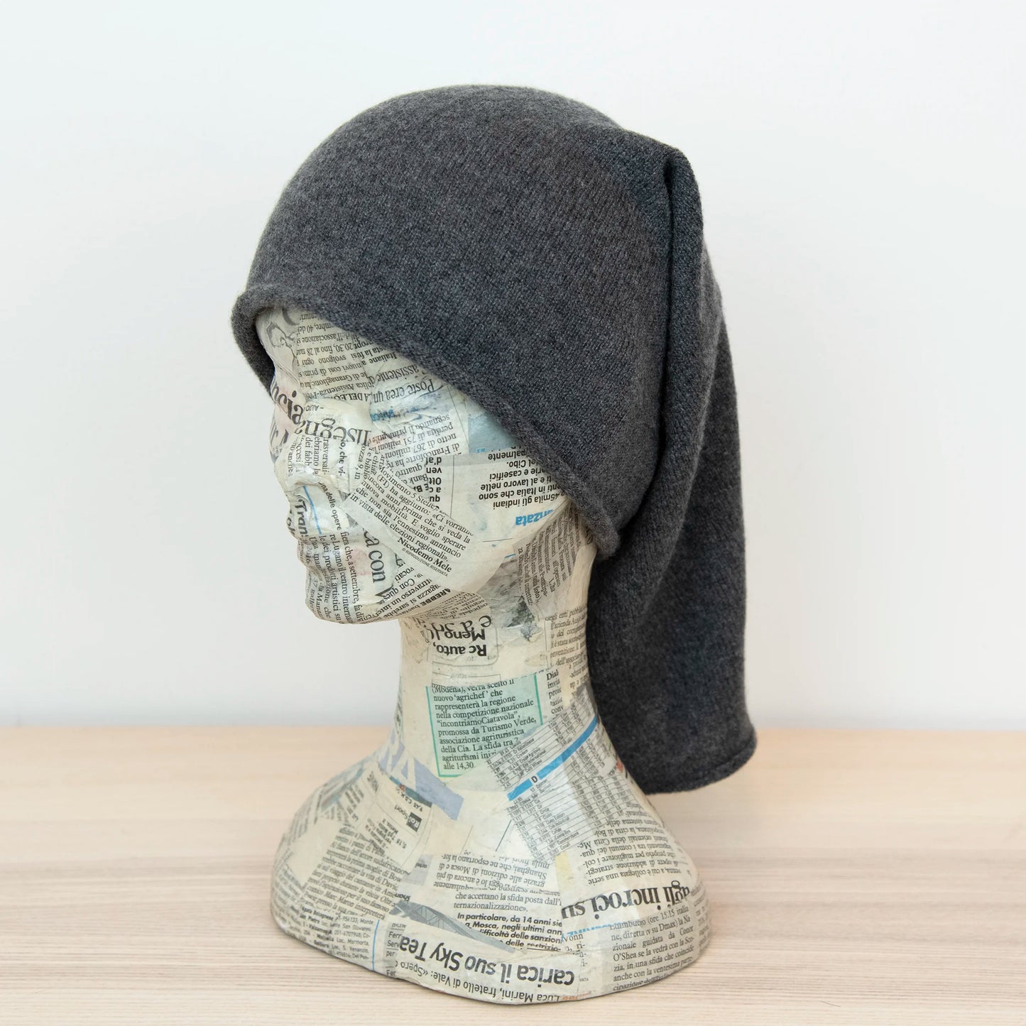 Collo in 100% cashmere grigio, versatile, utilizzabile come scaldacollo, fascia per capelli, passamontagna o cappello con sbuffo, Made in Italy, morbido e caldo.