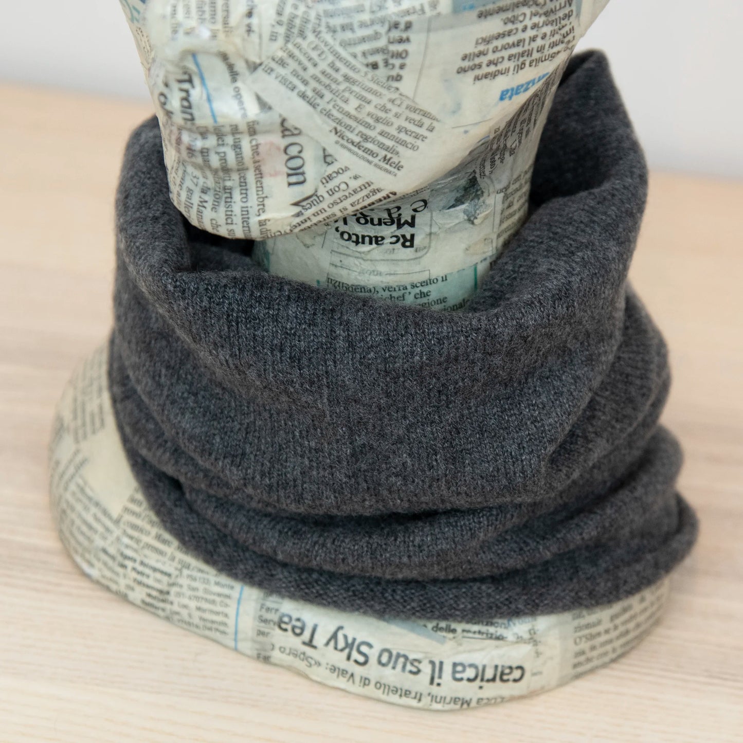 Collo in 100% cashmere grigio, versatile, utilizzabile come scaldacollo, fascia per capelli, passamontagna o cappello con sbuffo, Made in Italy, morbido e caldo.