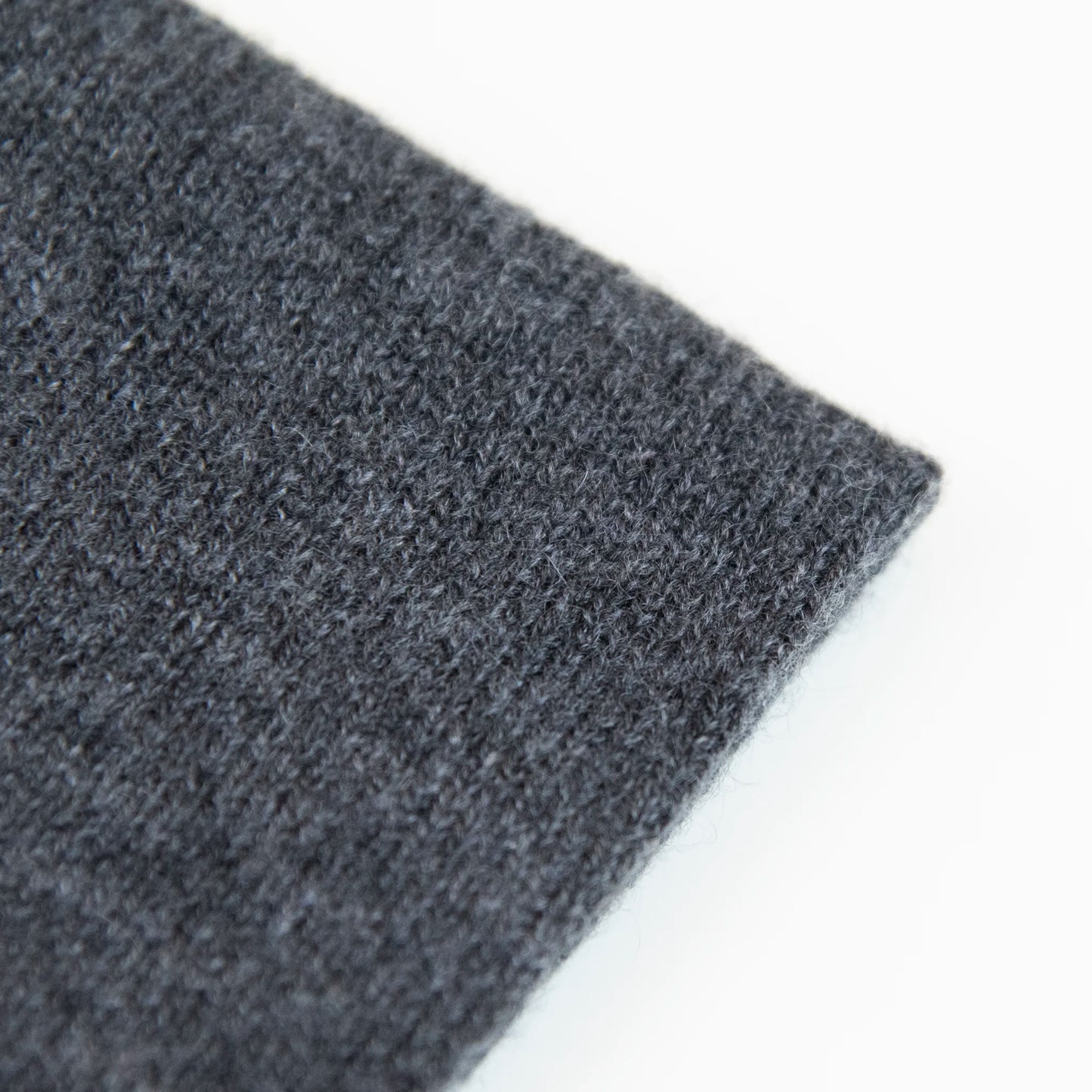 Dettaglio e texture tessuto del Collo in 100% cashmere grigio, versatile, utilizzabile come scaldacollo, fascia per capelli, passamontagna o cappello con sbuffo, Made in Italy, morbido e caldo.