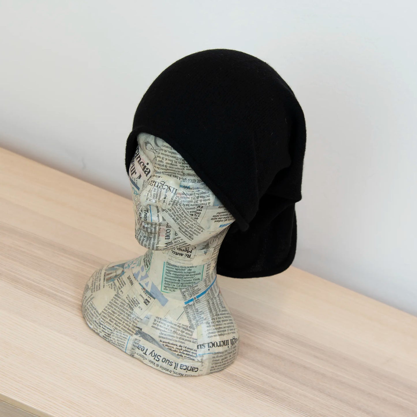 Collo in 100% cashmere nero, versatile, utilizzabile come scaldacollo, fascia per capelli, passamontagna o cappello con sbuffo, Made in Italy, morbido e caldo.