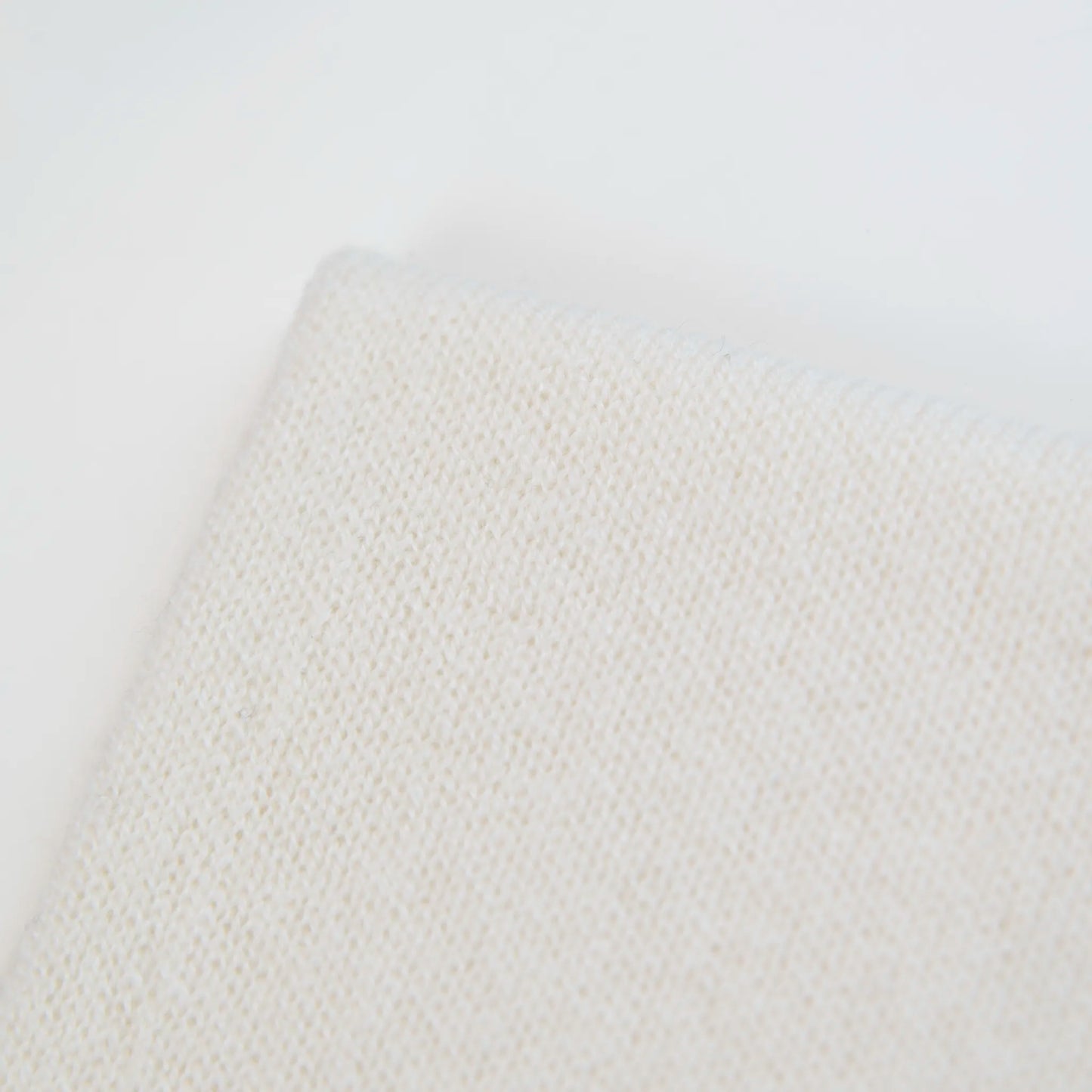 Dettaglio e texture tessuto del Collo in 100% cashmere panna, versatile, utilizzabile come scaldacollo, fascia per capelli, passamontagna o cappello con sbuffo, Made in Italy, morbido e caldo.