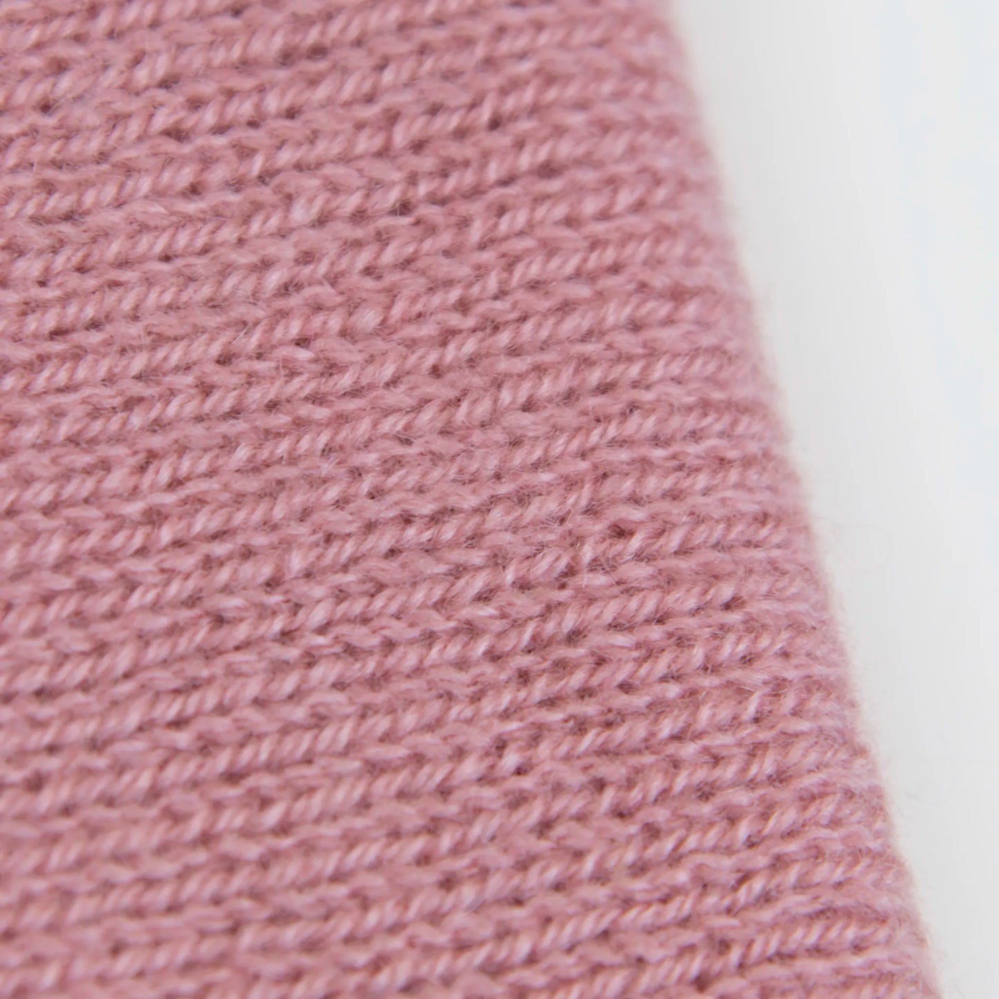 Dettaglio e texture tessuto del Collo in 100% cashmere rosa antico, versatile, utilizzabile come scaldacollo, fascia per capelli, passamontagna o cappello con sbuffo, Made in Italy, morbido e caldo.