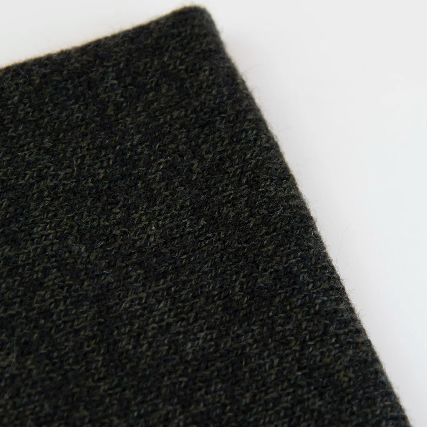 Dettaglio e texture tessuto del Collo in 100% cashmere verde, versatile, utilizzabile come scaldacollo, fascia per capelli, passamontagna o cappello con sbuffo, Made in Italy, morbido e caldo.