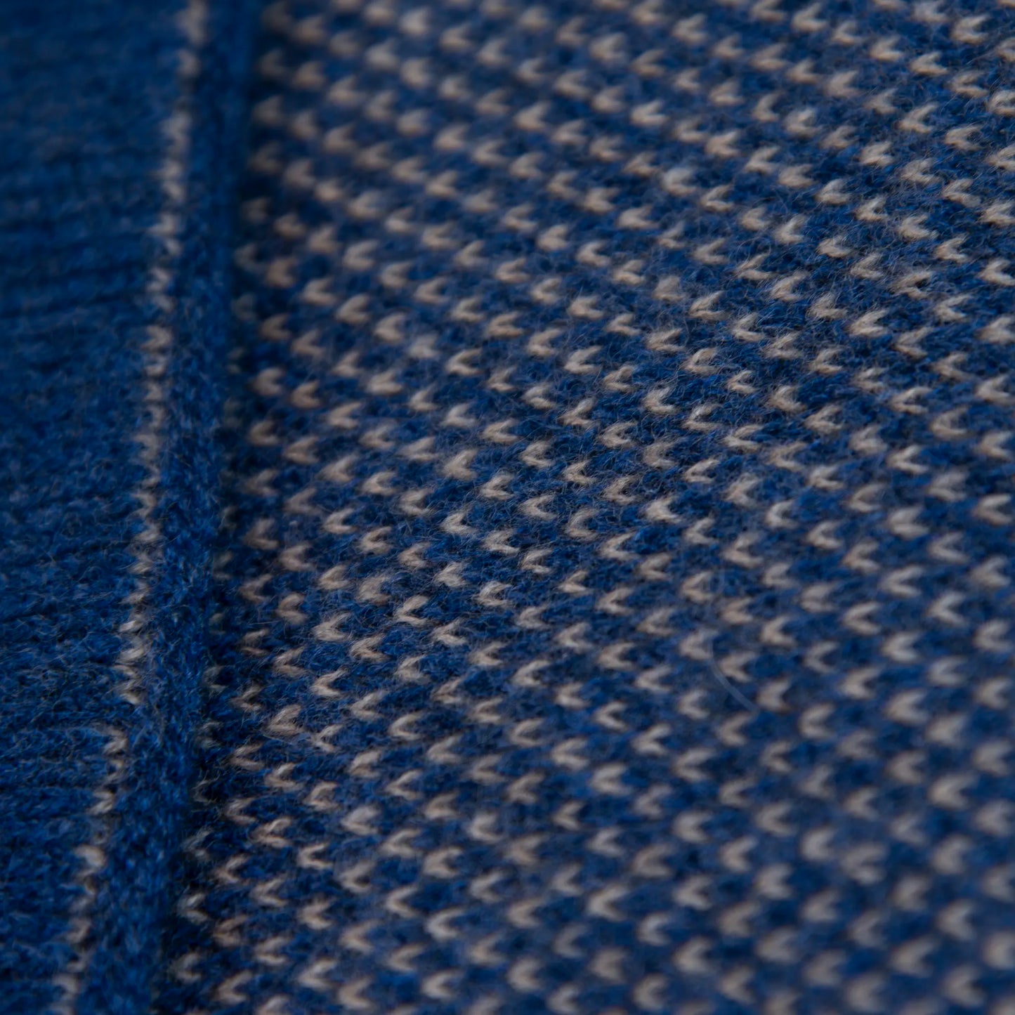 Sciarpa scaldacollo con asola in 100% Cashmere, con pattern blu e beige. Morbida, versatile e facile da indossare.