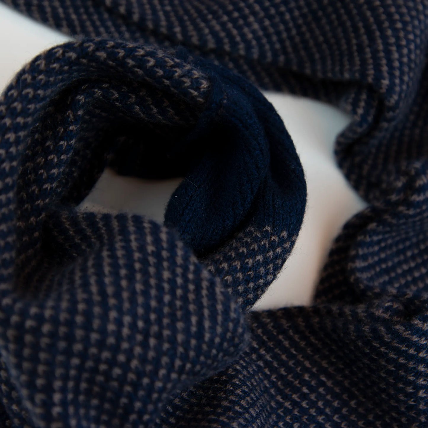 Sciarpa scaldacollo con asola in 100% Cashmere, con pattern blu e beige. Morbida, versatile e facile da indossare.
